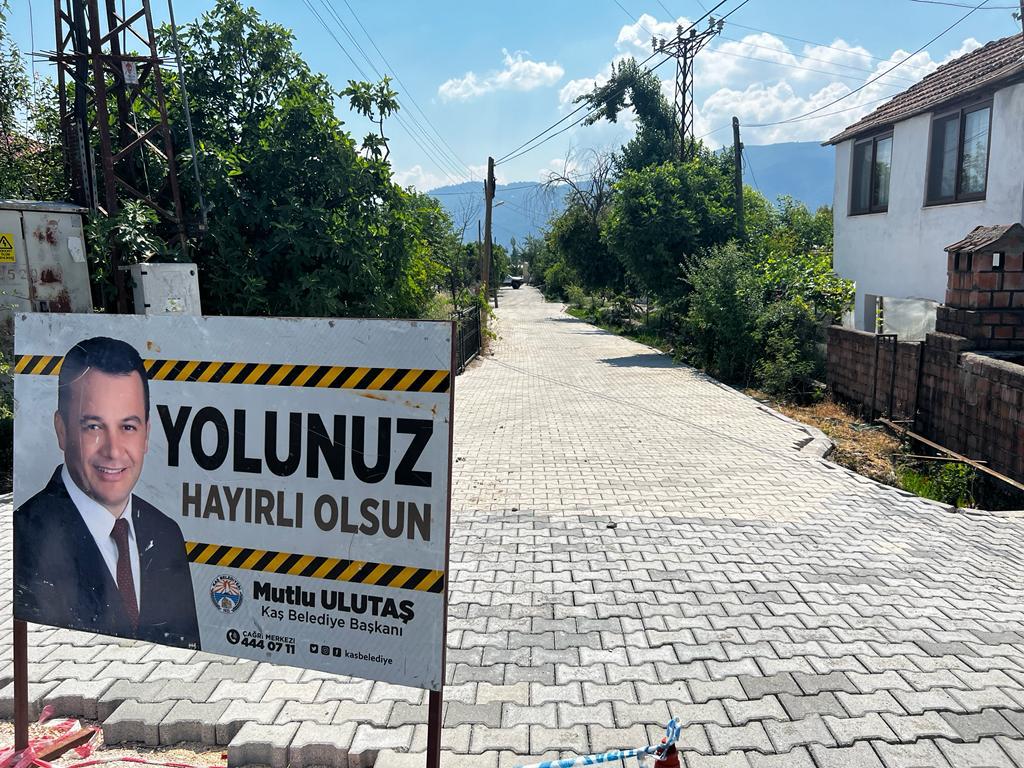 Kaş’ta kilitli parke taşı döşeme çalışmaları yapılıyor