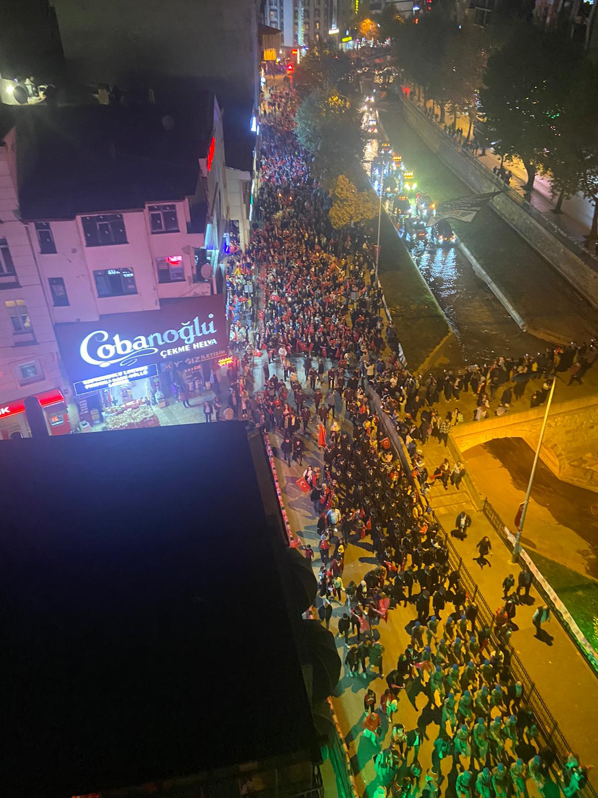 Kastamonu'da 29 Ekim Coşkusu: Fener Alayı Yürüyüşüne Yoğun Katılım