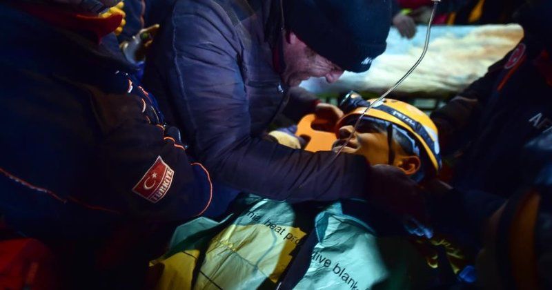 Kayseri Büyükşehir KASKİ Ekipleri, Enkazdan 119 Saat Sonra 16 Yaşındaki Kamil’i Kurtardı