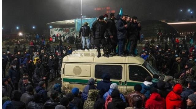 Kazakistan’dan iç savaş! Polisler taraf değiştiriyor, zenginler kaçıyor!