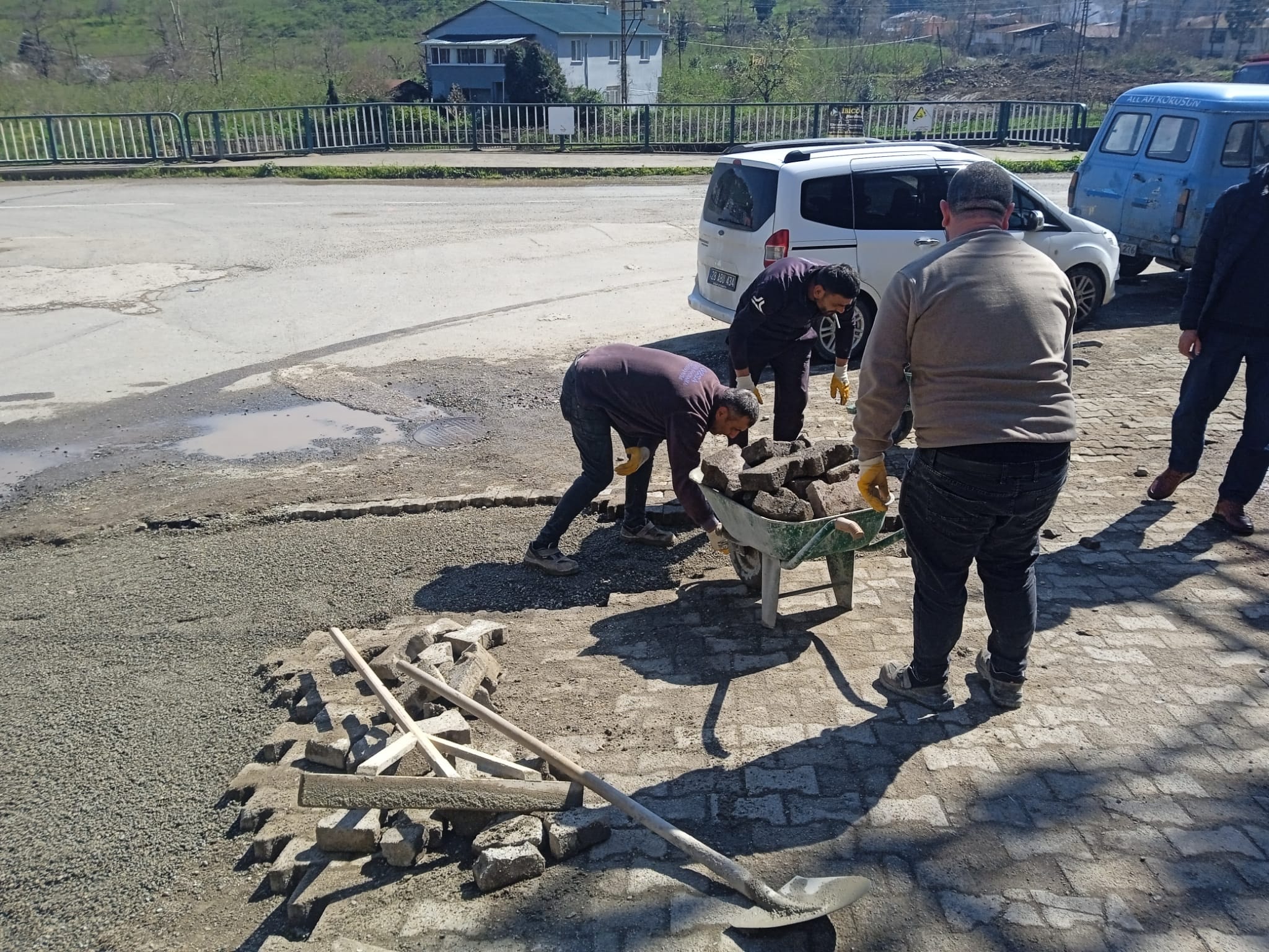 Keşap Belediyesi Fen İşleri ve Su İşleri Müdürlüğü ekipleri çalışmalarını sürdürüyor.