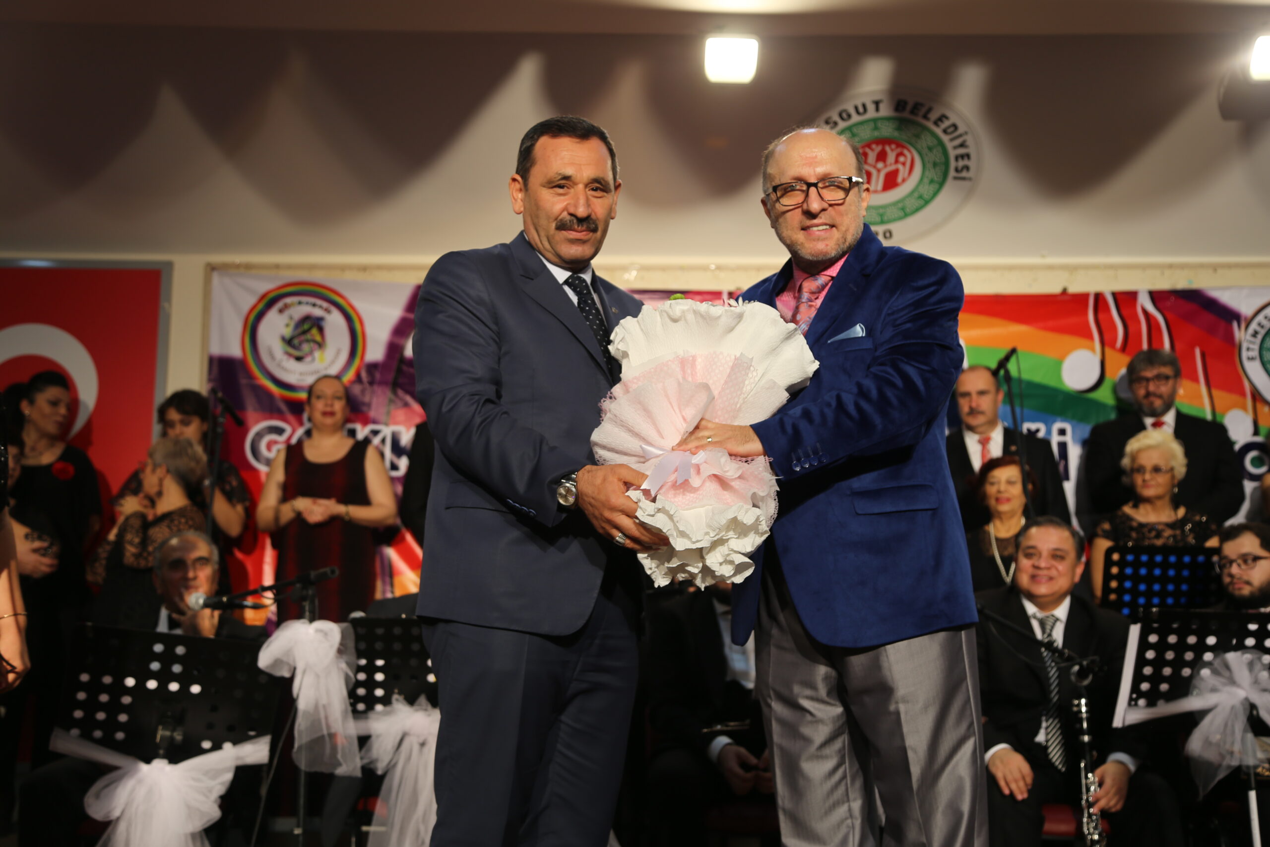 Konseri izleyen Başkan Enver Demirel, Türk müziğine önem verdiklerini söyledi