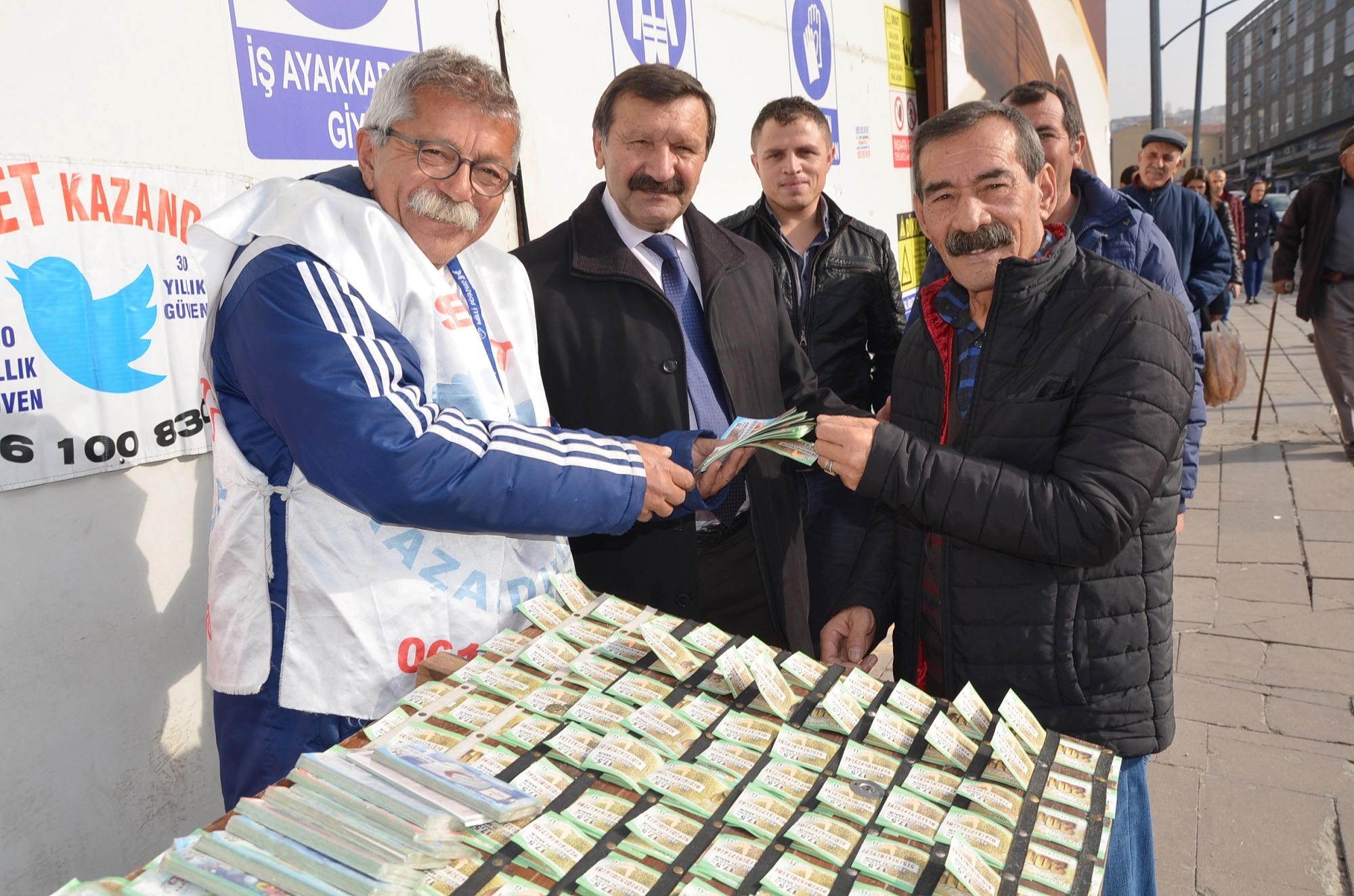 Korsan piyango satıcılarına itibar edilmesin