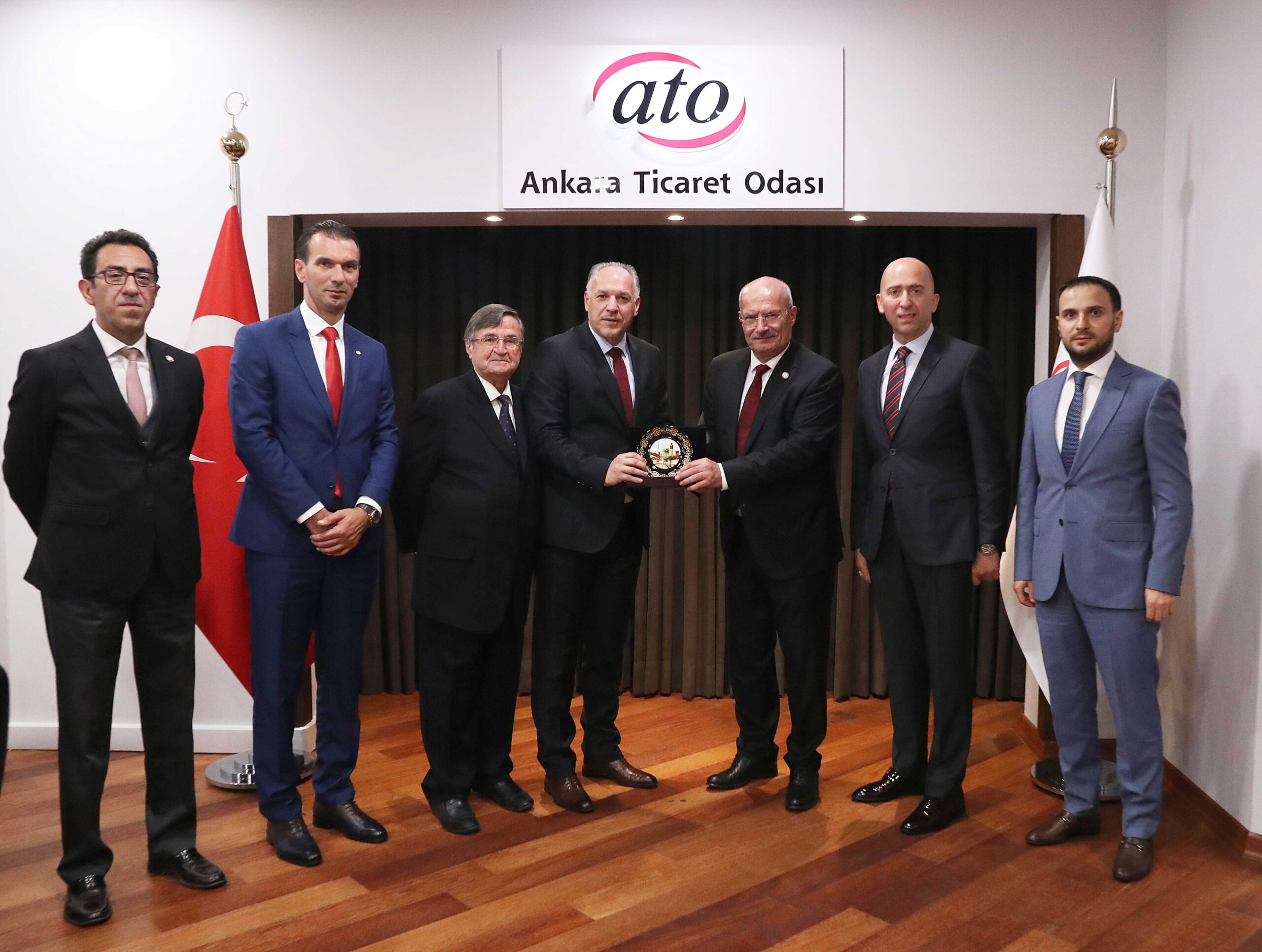 KOSOVALI BAKAN’DAN TÜRK İŞ İNSANLARINA YATIRIM DAVETİ