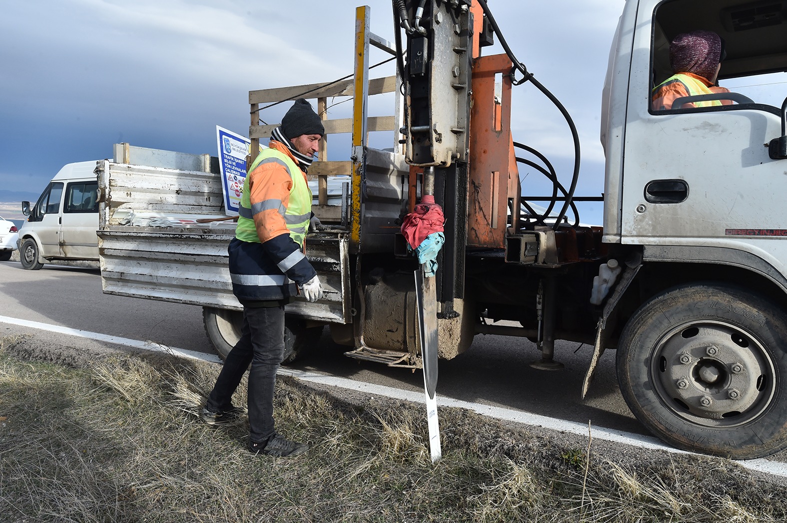 KÖY YOLLARINA KEDİ GÖZÜ…