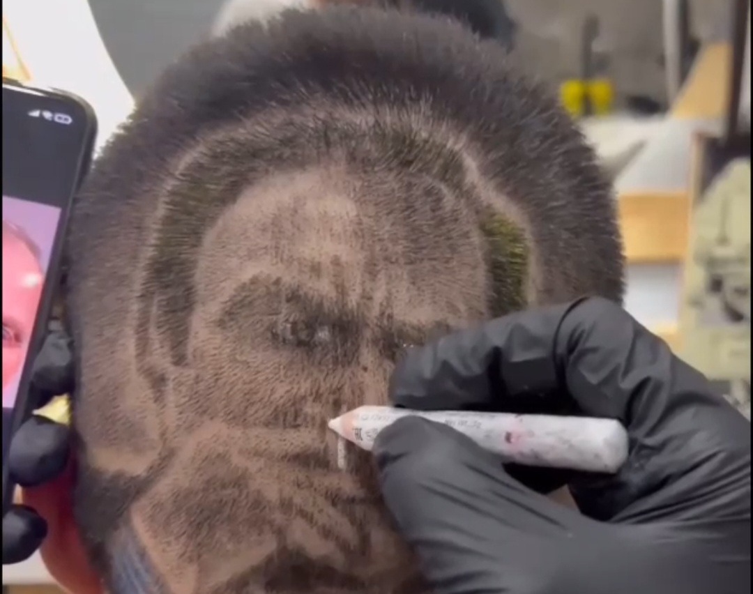 Laz Ziya'yı kafasına çizdi