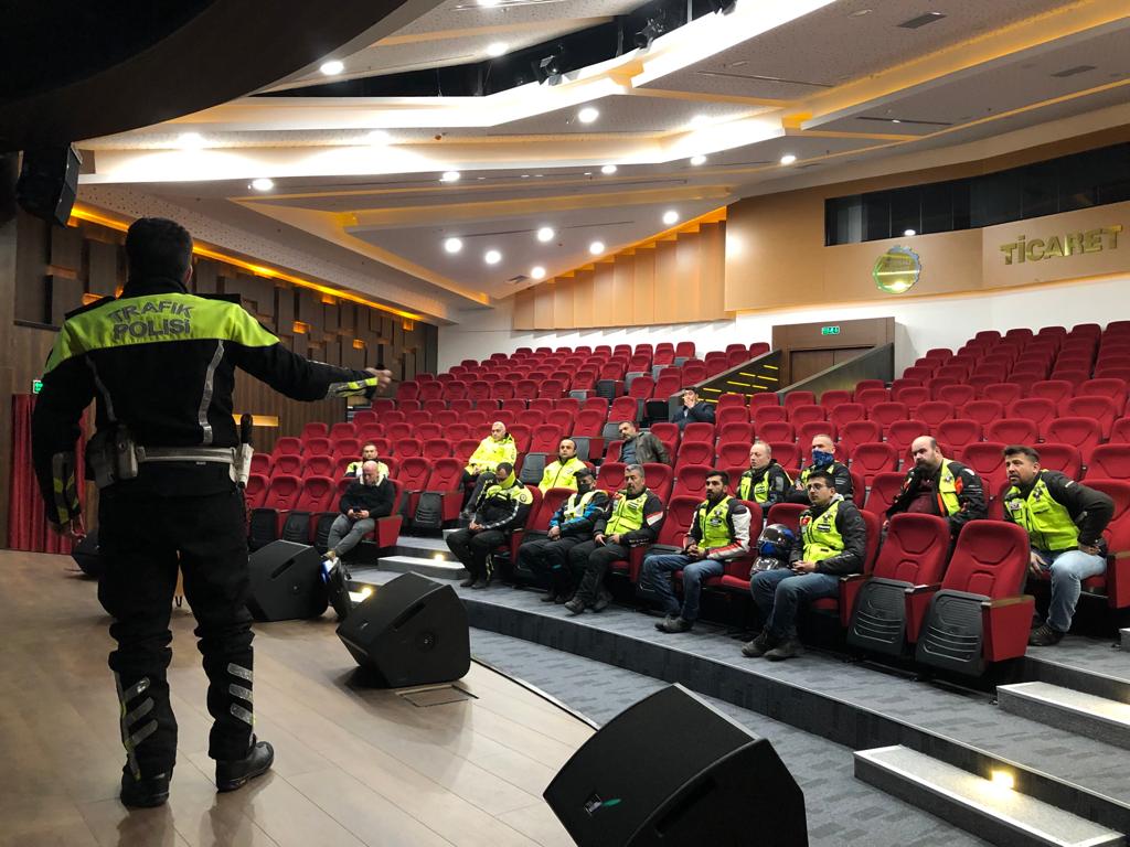  Motosiklet sürücülerine trafik güvenliği semineri