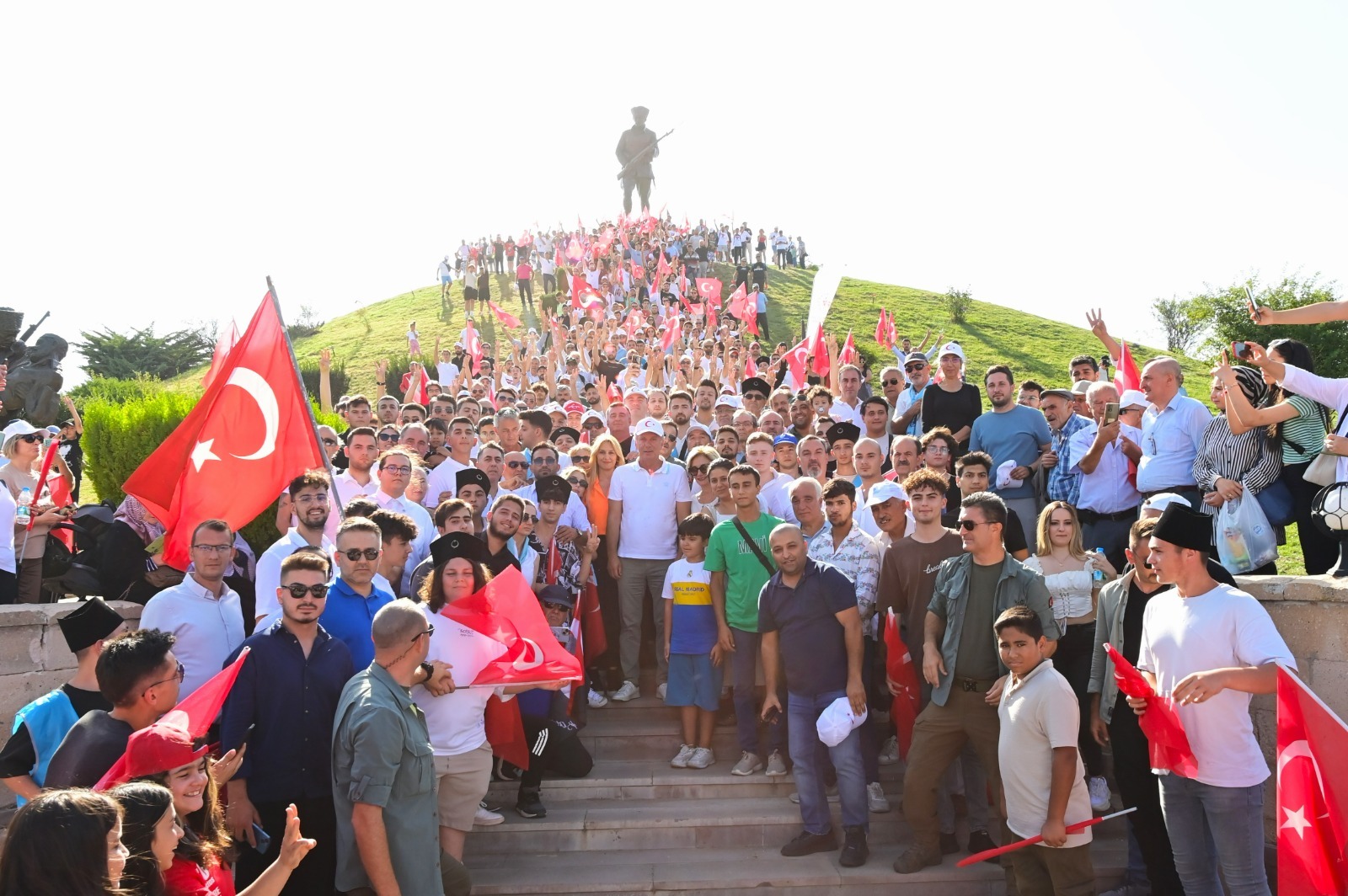 Muharrem İnce Zafer Bayramını Gençlerle Kutladı