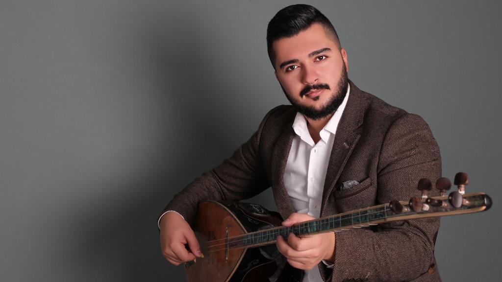 Neşet Ertaş'ın yolunda ilerliyor.