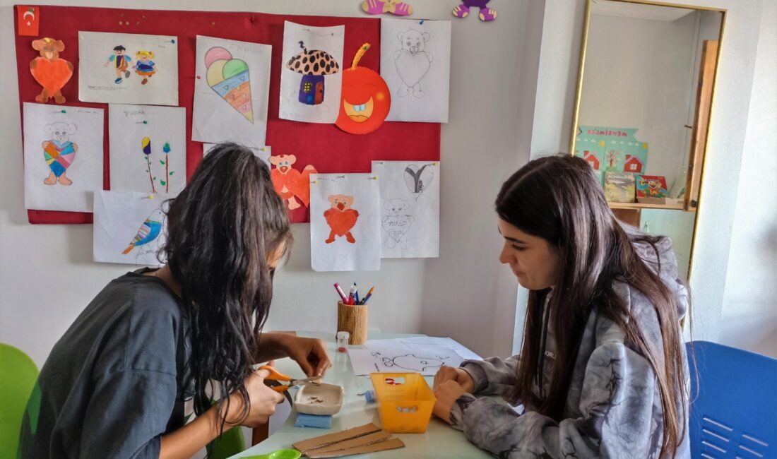 Aileleri tarafından sürekli gözetim