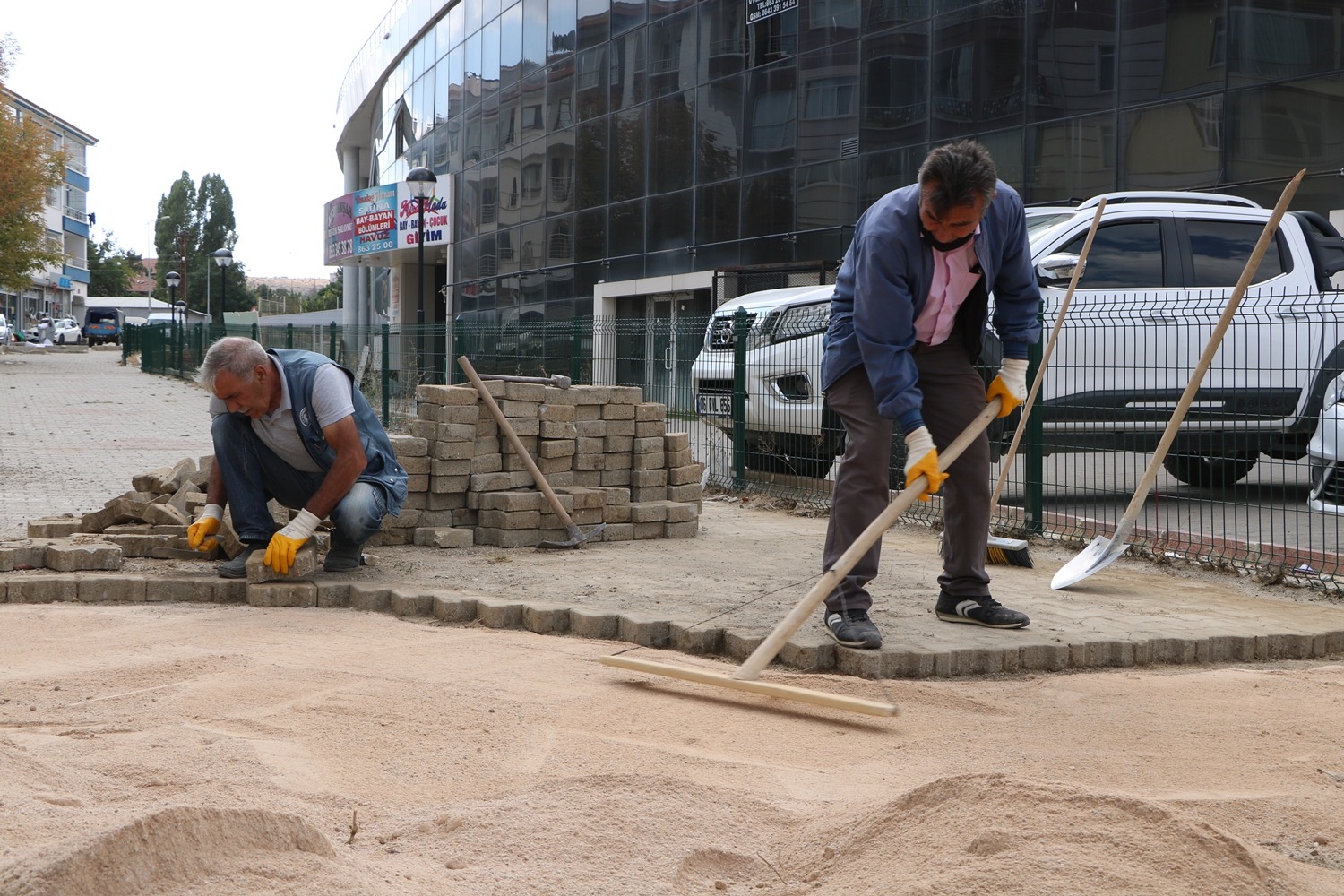 Rahat ve güvenli yürüyüş için kaldırım çalışmaları devam ediyor