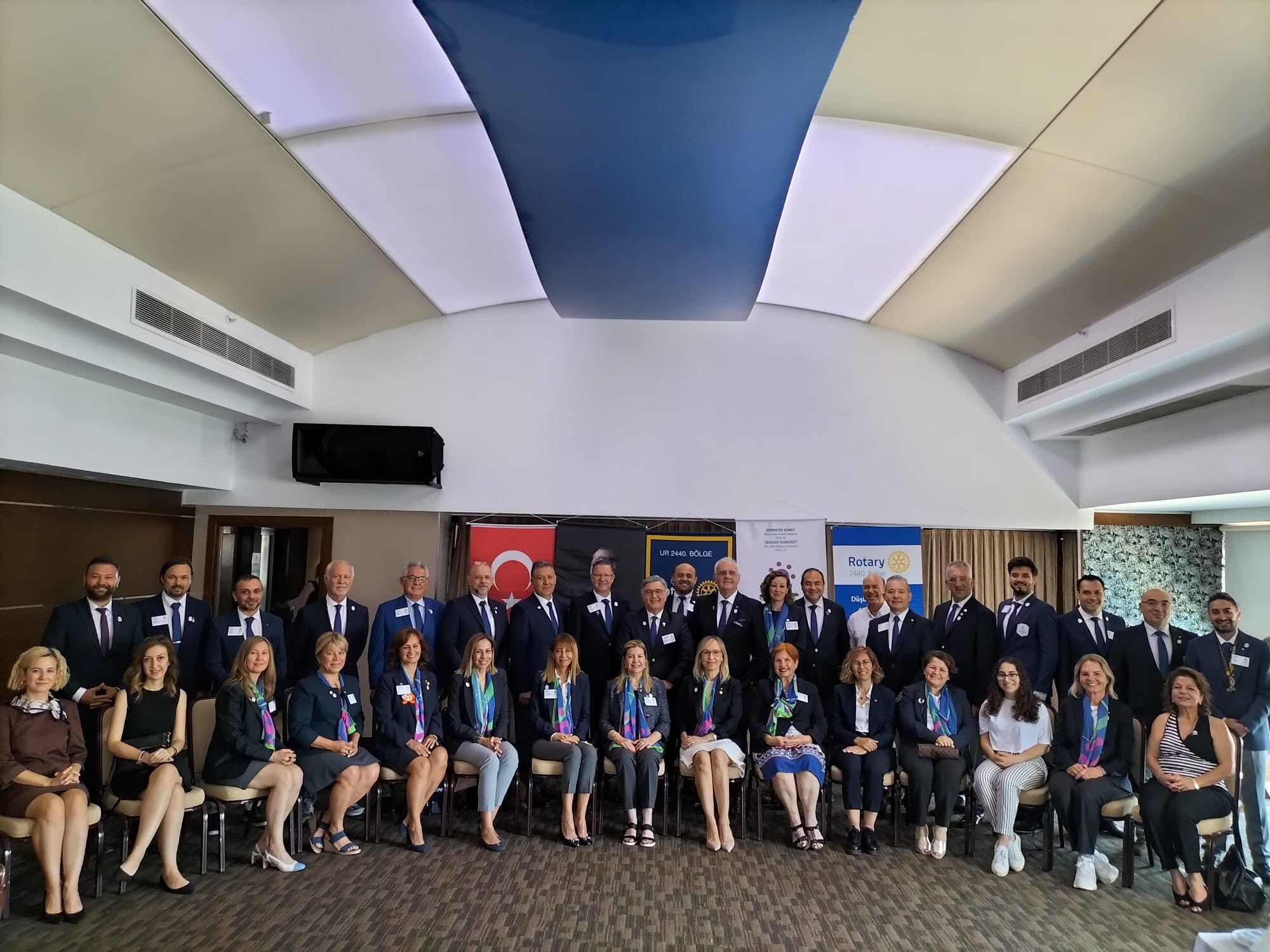 ROTERYENLER   2022-2023  DÖNEMINE ULUSLARARASI ROTARY TARIHININ ILK KADIN BAŞKANI JENNIFER JONES’UN“ROTARY İLE HAYAL EDELİM”MOTTOSU ILE BAŞLADI.