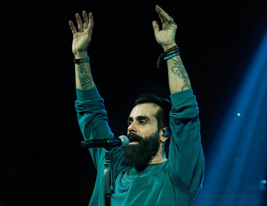 Sanatçı hassasiyetiyle yaşanılan üzüntülere ortak oluyor.