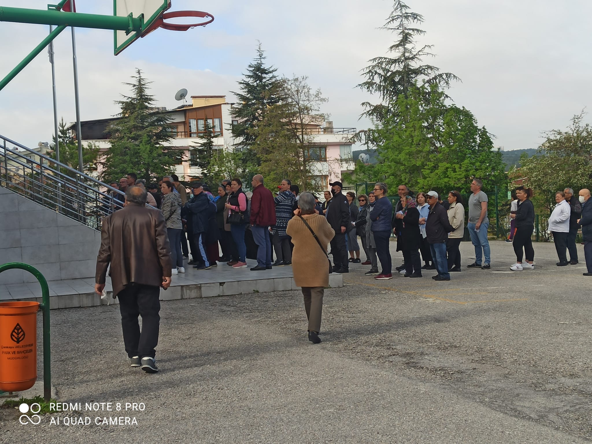 SEÇMENLER OY KULLANMAK İÇİN KUYRUKLARDA SAAT 08:00 'İN DOLMASINI BEKLEDİLER