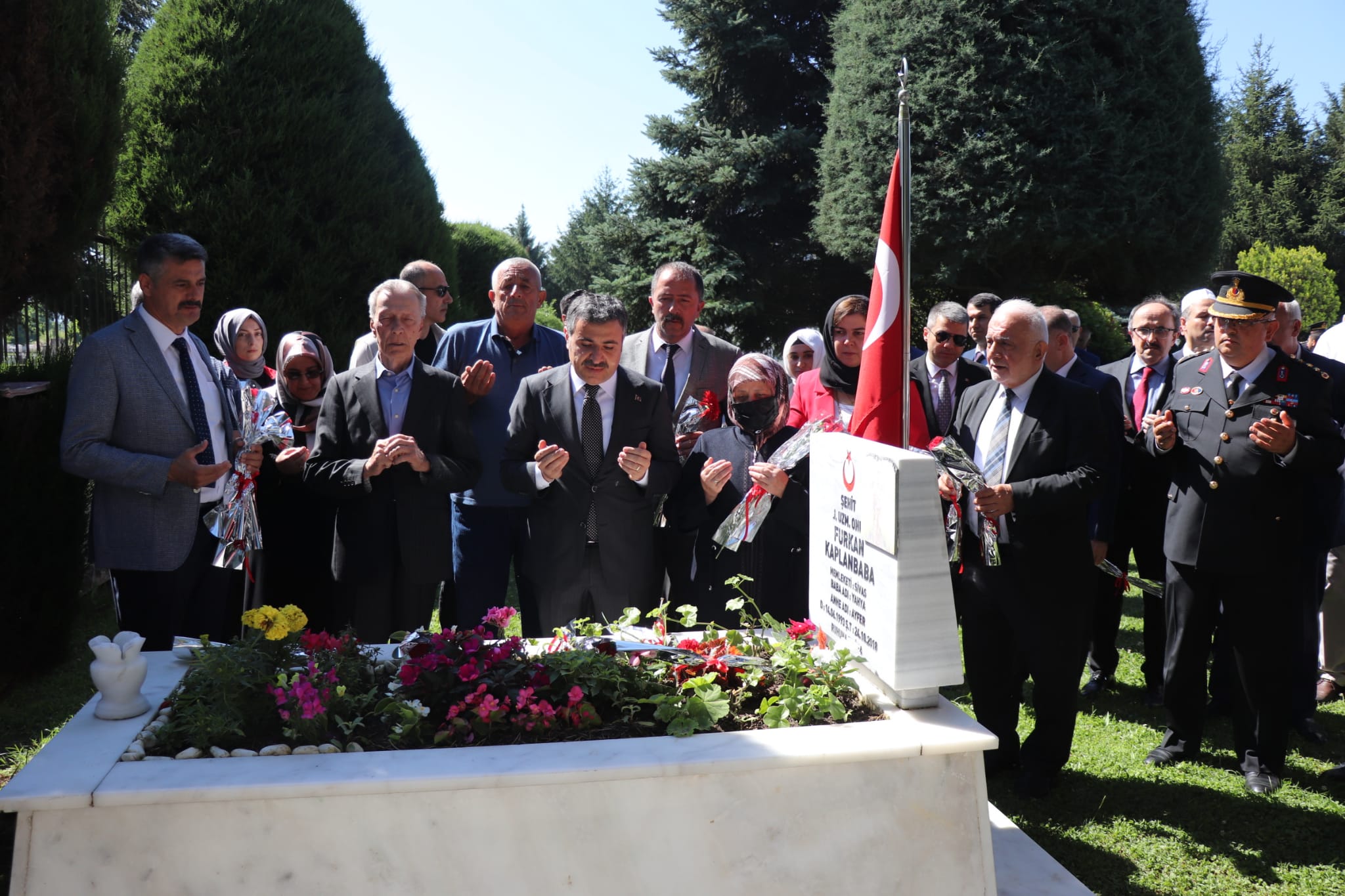 ŞEHİT EMNİYET MÜDÜRÜNÜN ÖNCE KABRİ, SONRA AİLESİ ZİYARET EDİLDİ