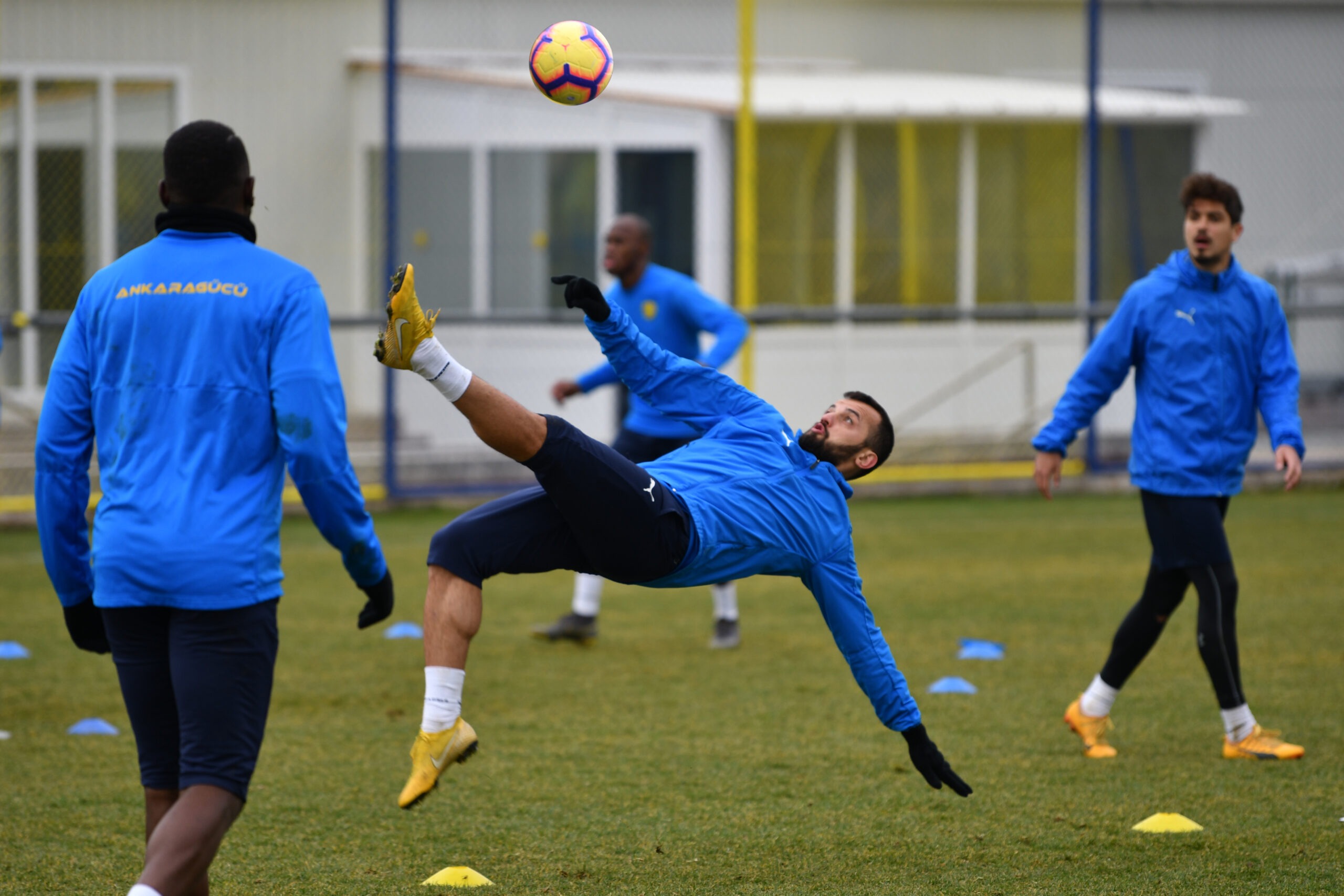 Spor Toto Süper Lig’in 21. Haftasında Kasımpaşa ile karşılaşacak olan MKE Ankaragücümüz, hazırlıklarına bugün yaptığı antrenman ile devam etti.