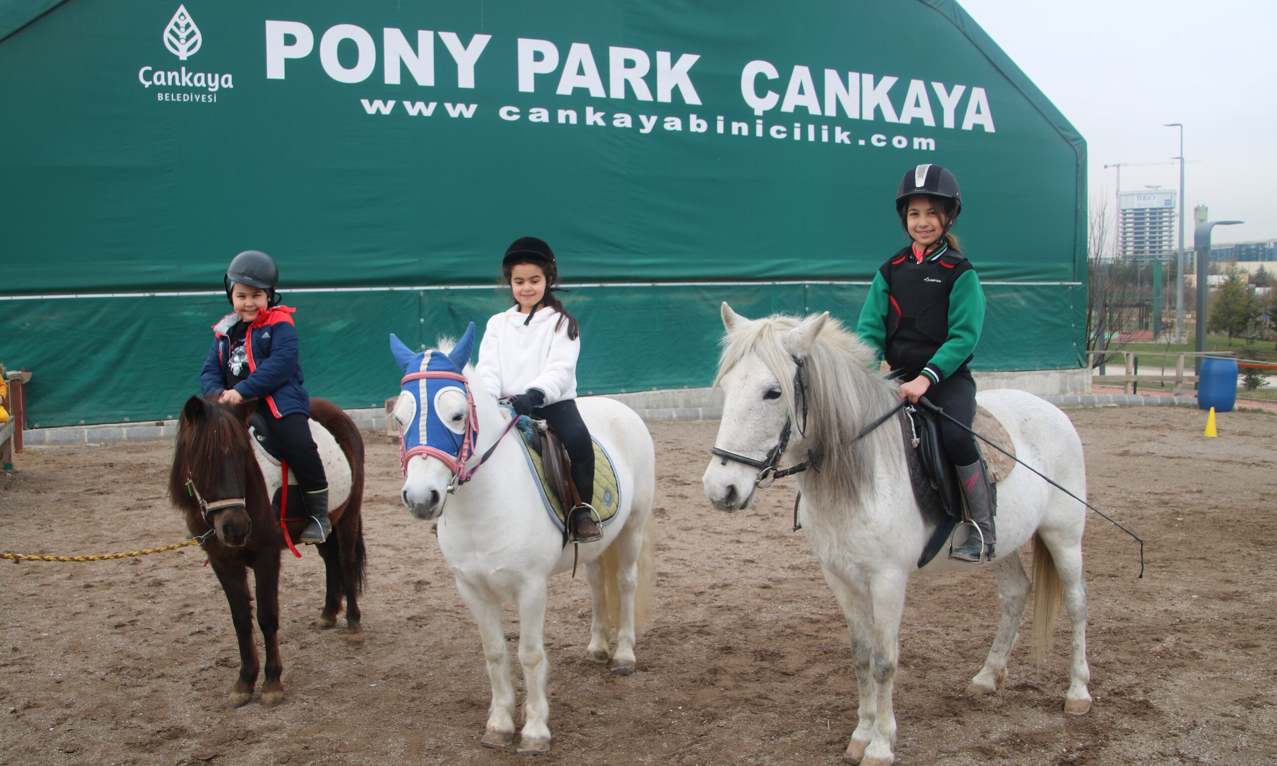 TATİL ÇOCUKLARININ PONY SEVİNCİ