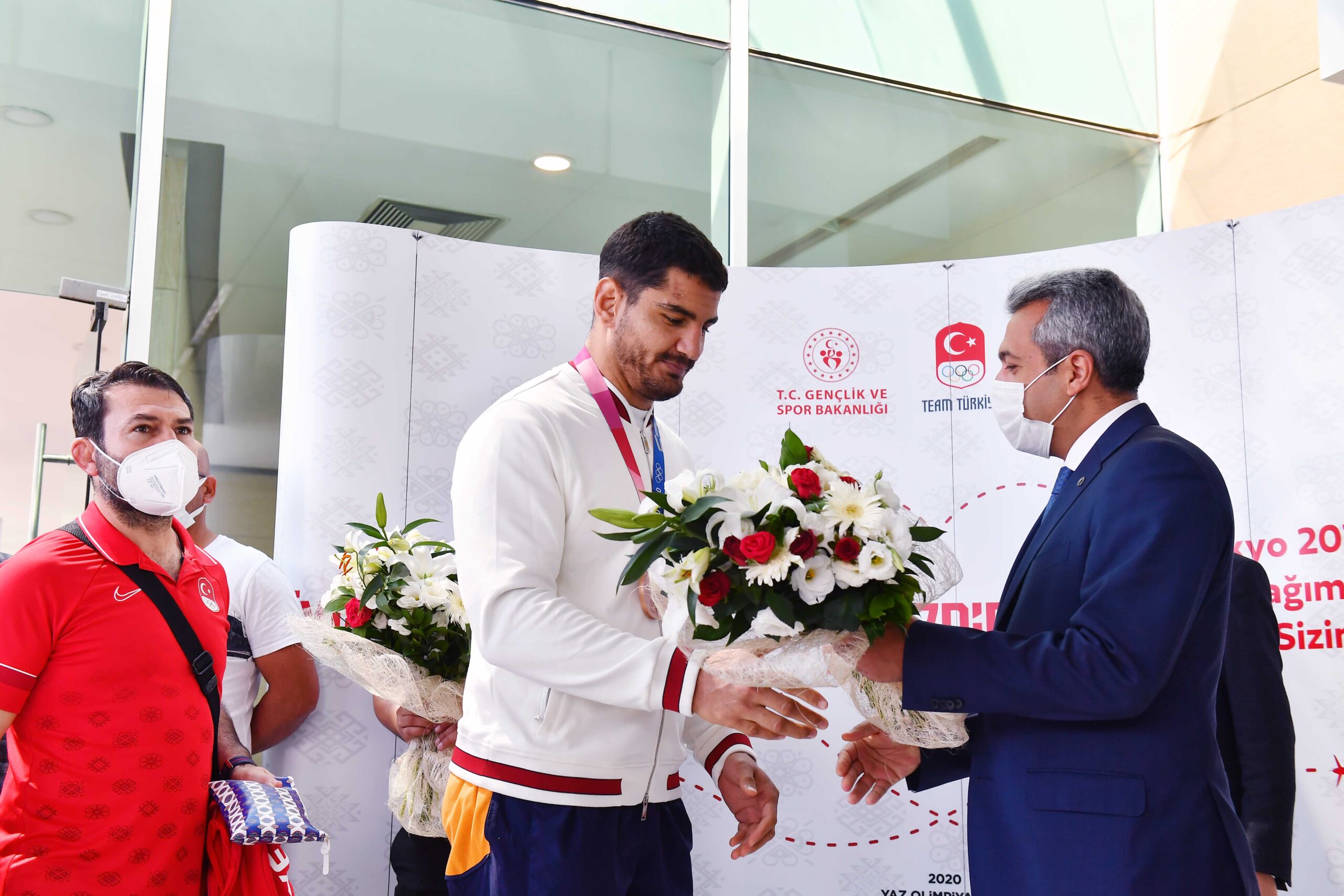 TOKYO OLİMPİYATLARI’NA KATILAN ASKİ SPOR’LU GÜREŞÇİLERE ANKARA’DA COŞKULU KARŞILAMA