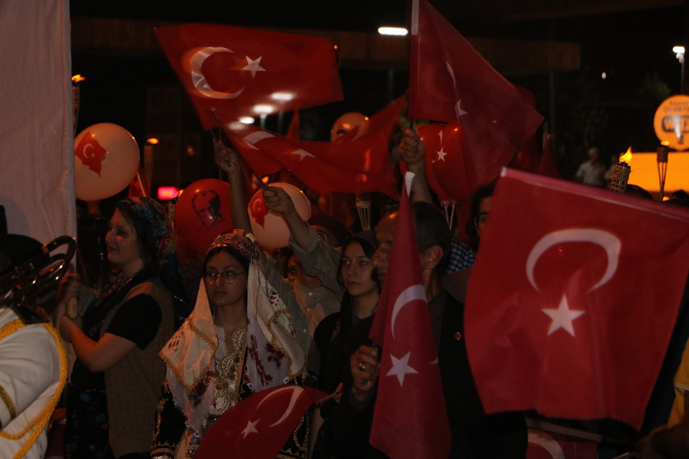 TÜRK BAYRAĞI GÖKLERDE DALGALANDI,GECE ZAFER MEŞALESİ İLE AYDINLANDI