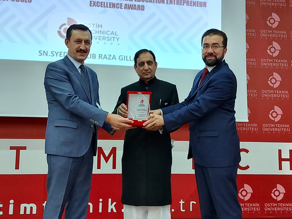 Türk Üniversitesi Pakistan Büyükelçiliği Okulu Müdürüne ödül verdi