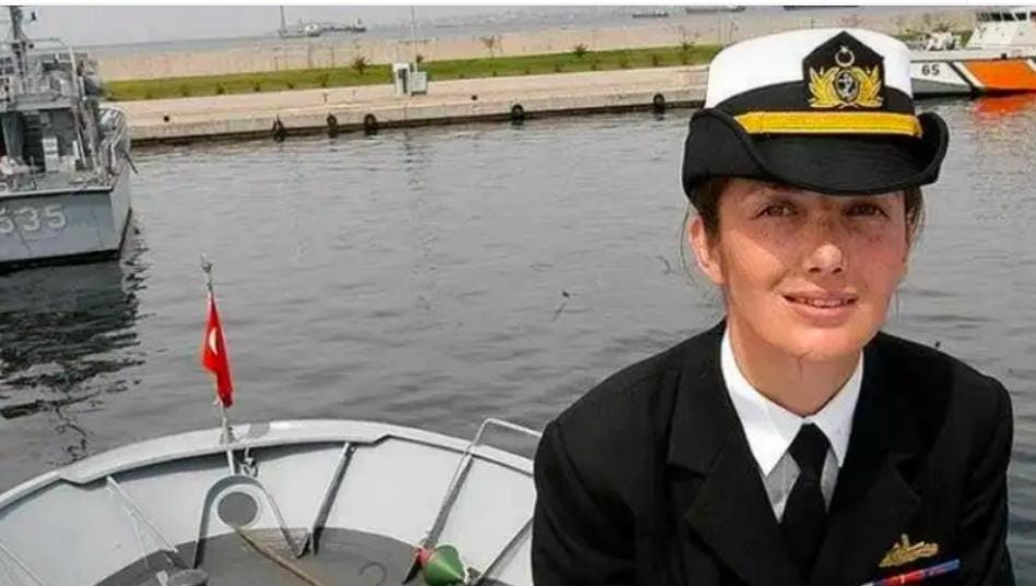 Türkiye Cumhuriyet tarihinin ilk kadın amirali ve Türkiye'nin ilk kadın gemi komutanı!!GÖKÇEN FIRAT