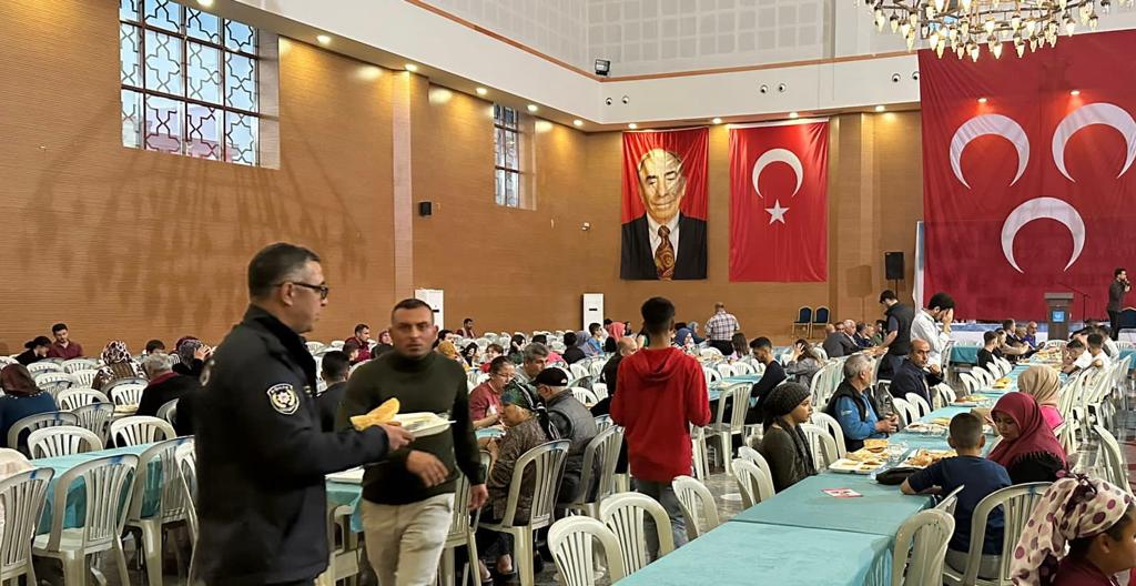 Ülkü ocaklarından iftar yemeği