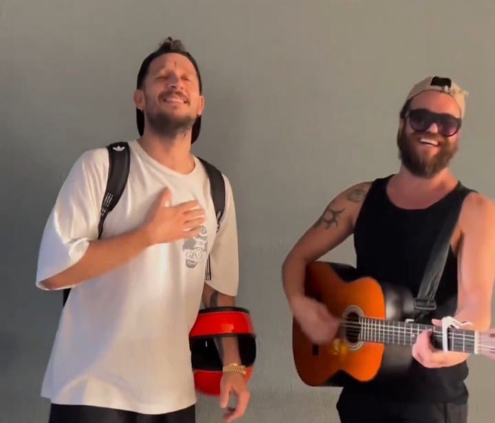 Ünlü oyuncu Uraz Kaygılaroğlu sokak sanatçısı ile şarkı söyledi