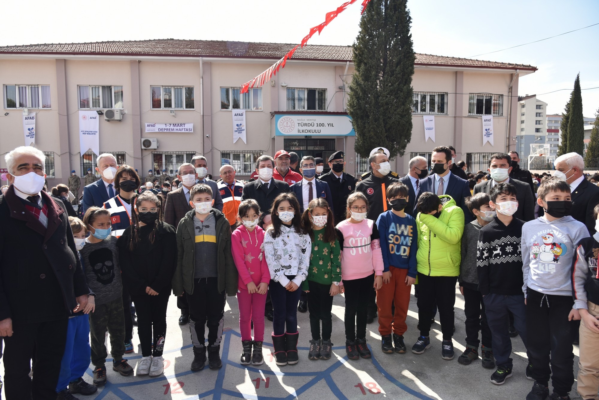 Vali Orhan Tavlı Öğrencilerle Birlikte Deprem Tatbikatına Katıldı...