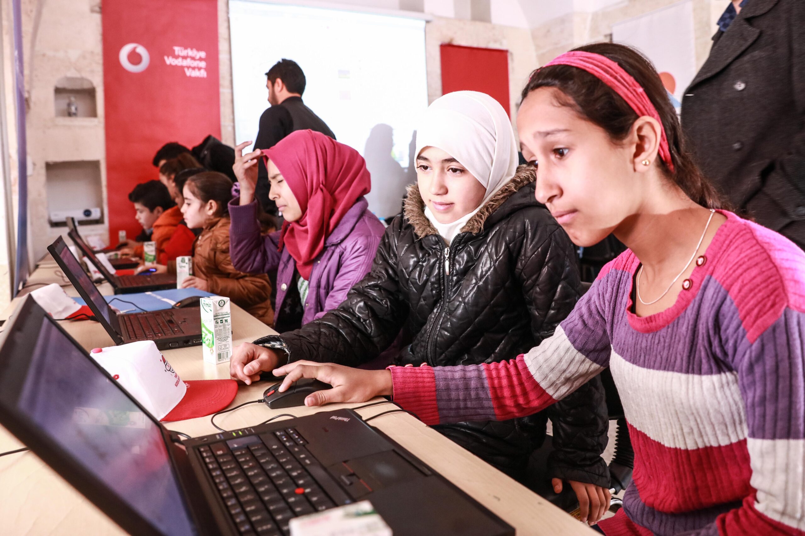 “YARINI KODLAYANLAR” PROJESİNDE 15 BİN ÇOCUĞA GÜVENLİ İNTERNET EĞİTİMİ VERİLECEK...