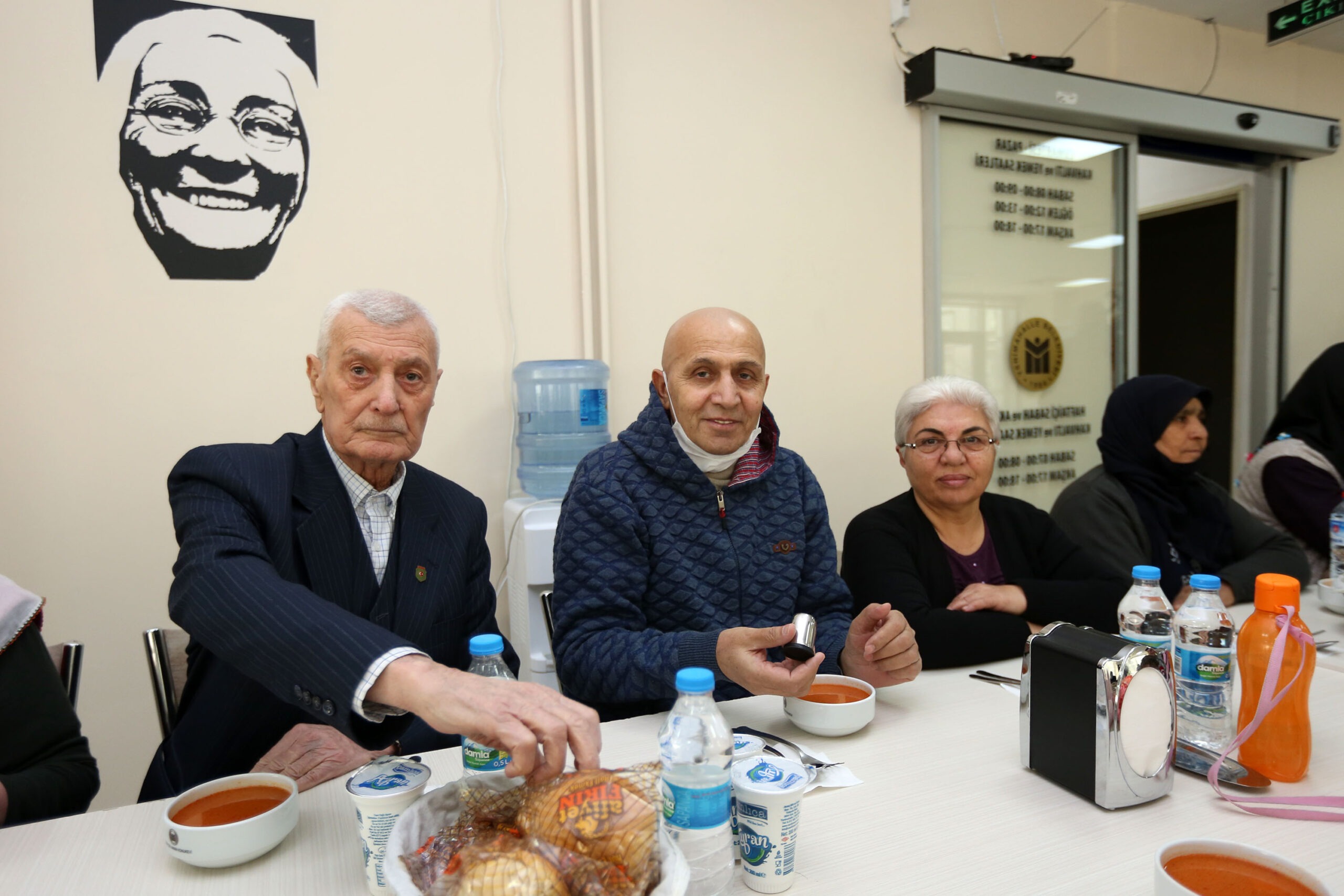 Yaşar, Konukevi sakinlerini ziyaret etti