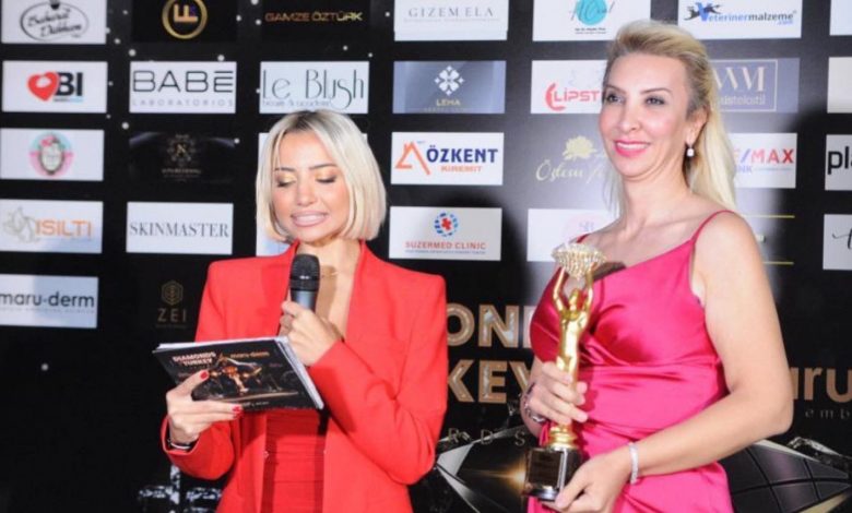 Yasemin Güçlü’ye Yılın En İyi Estetisyeni Ödülü