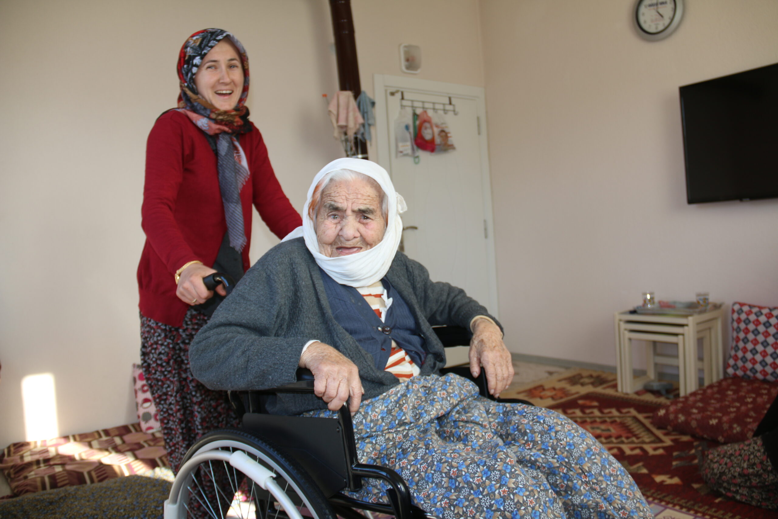102 yaşındaki Fatma Nine’nin tekerlekli sandalye mutluluğu