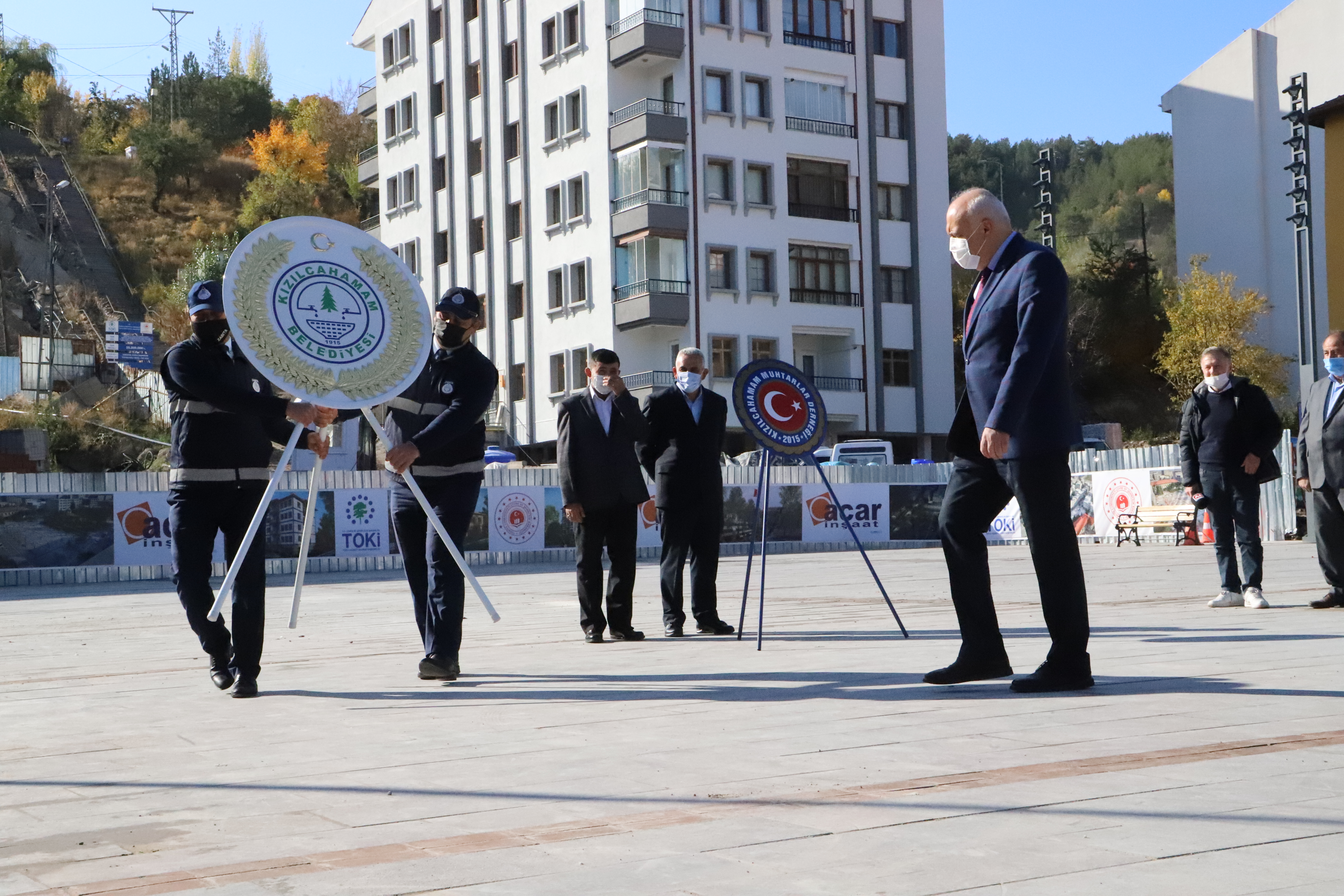 19 Ekim Muhtarlar Günü dolayısıyla Kızılcahamam 15 Temmuz Cumhuriyet ve Demokrasi Meydanı’nda  çelenk bırakma töreni gerçekleştirildi.