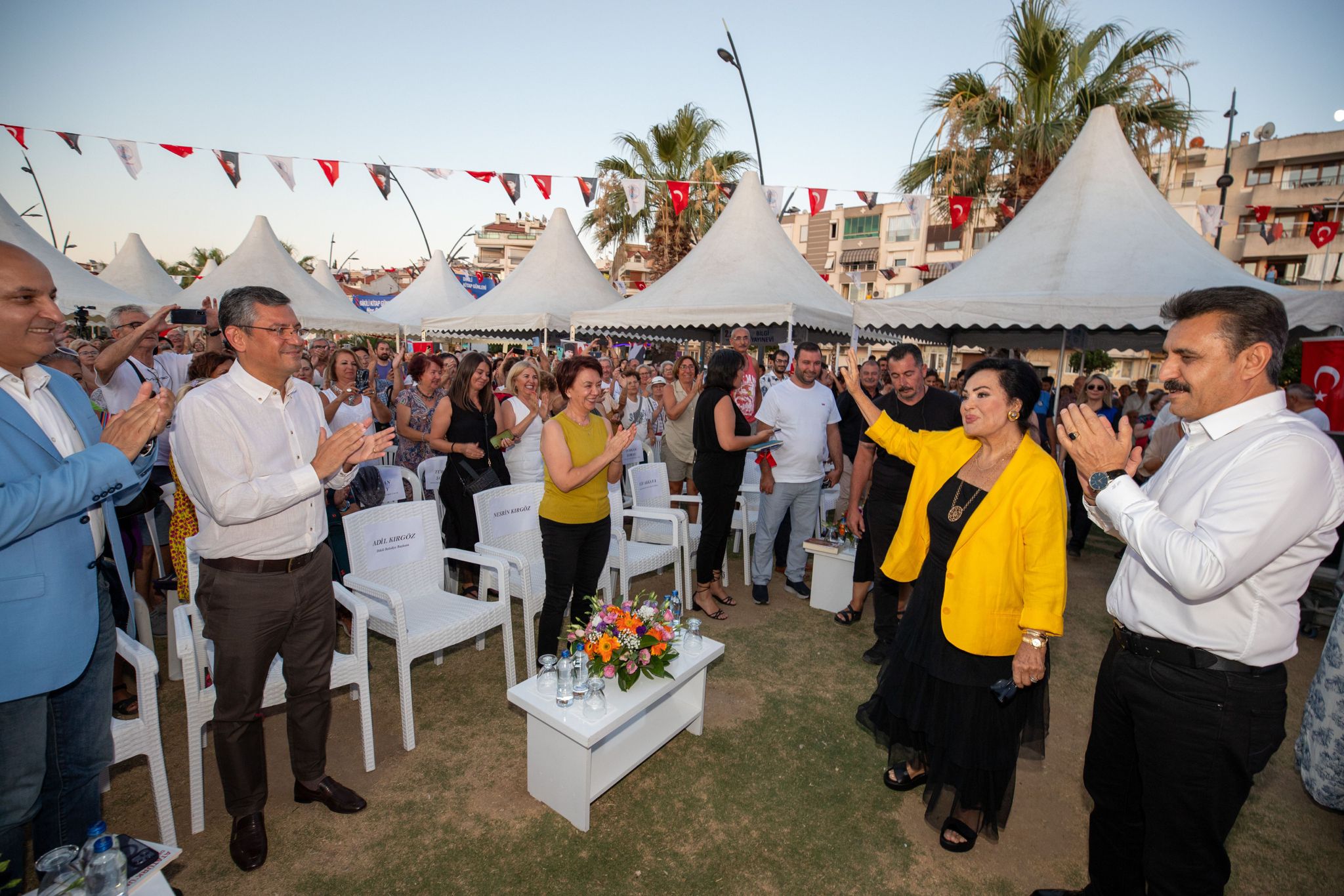 2. Dikili Kitap Günleri, 75. Yıl Parkı’nda görkemli bir açılış töreniyle kapılarını açtı.