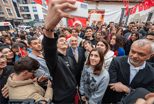 İzmir’in 24 saat yaşayan 100. Yıl Kitap Kafe ve Kütüphanesi açıldı