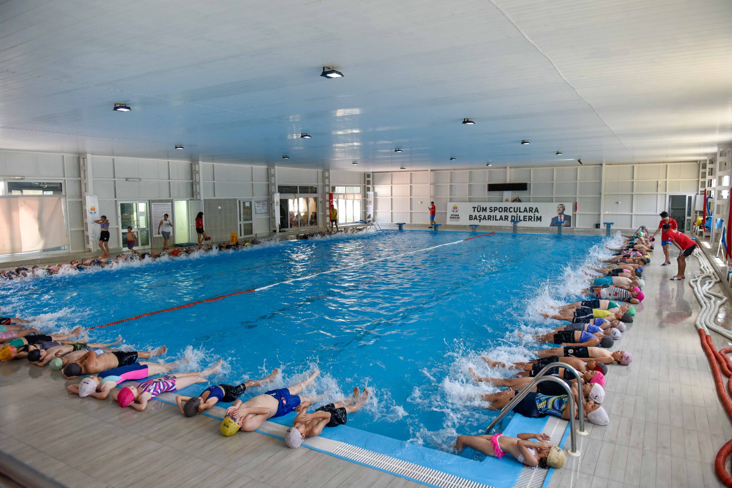 28 yarı olimpik, 8 portatif, toplam 36 yüzme havuzunda ücretsiz yüzme eğitimi…