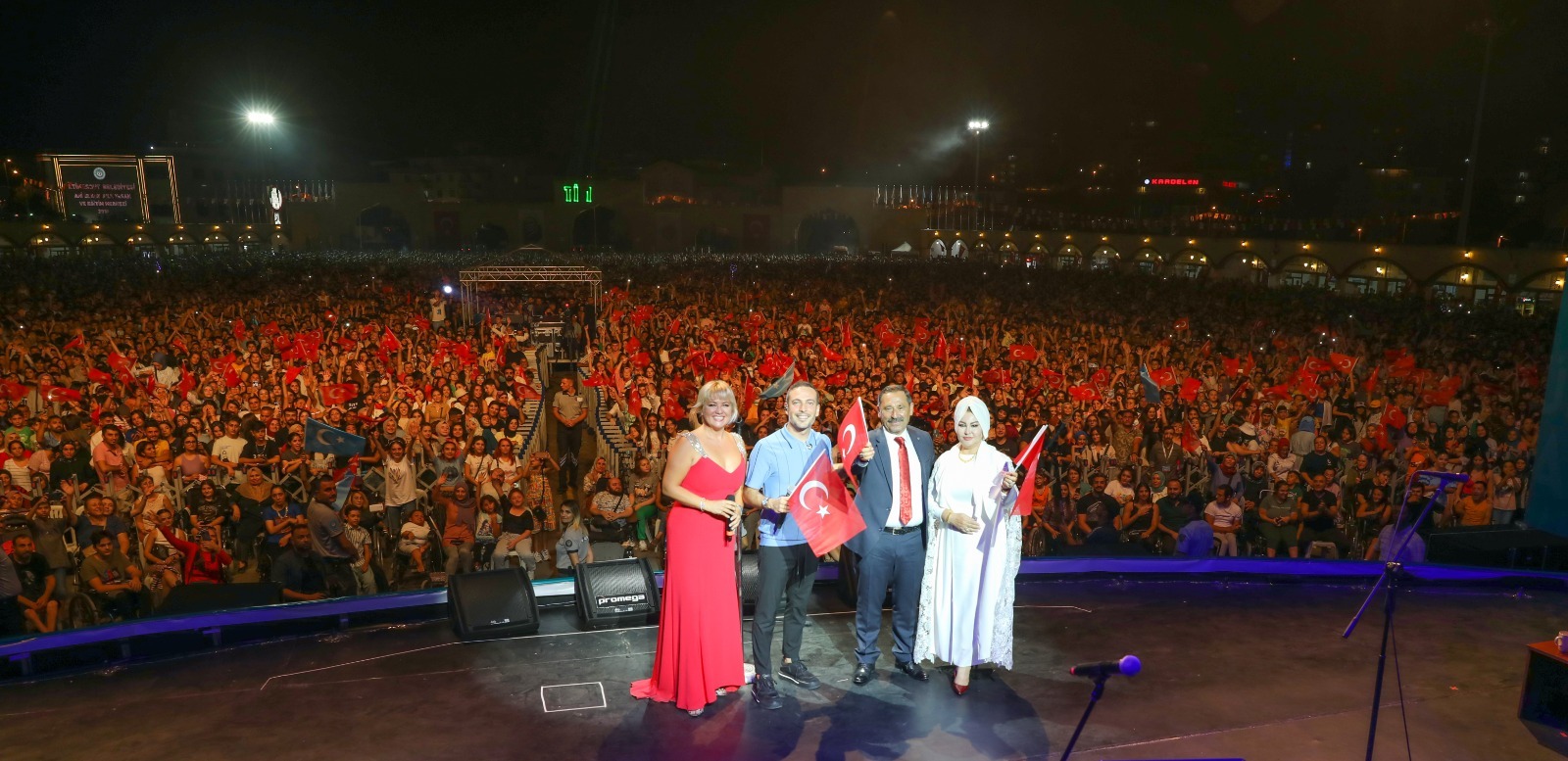 30 Ağustos coşkusuna 100 bin kişi katıldı