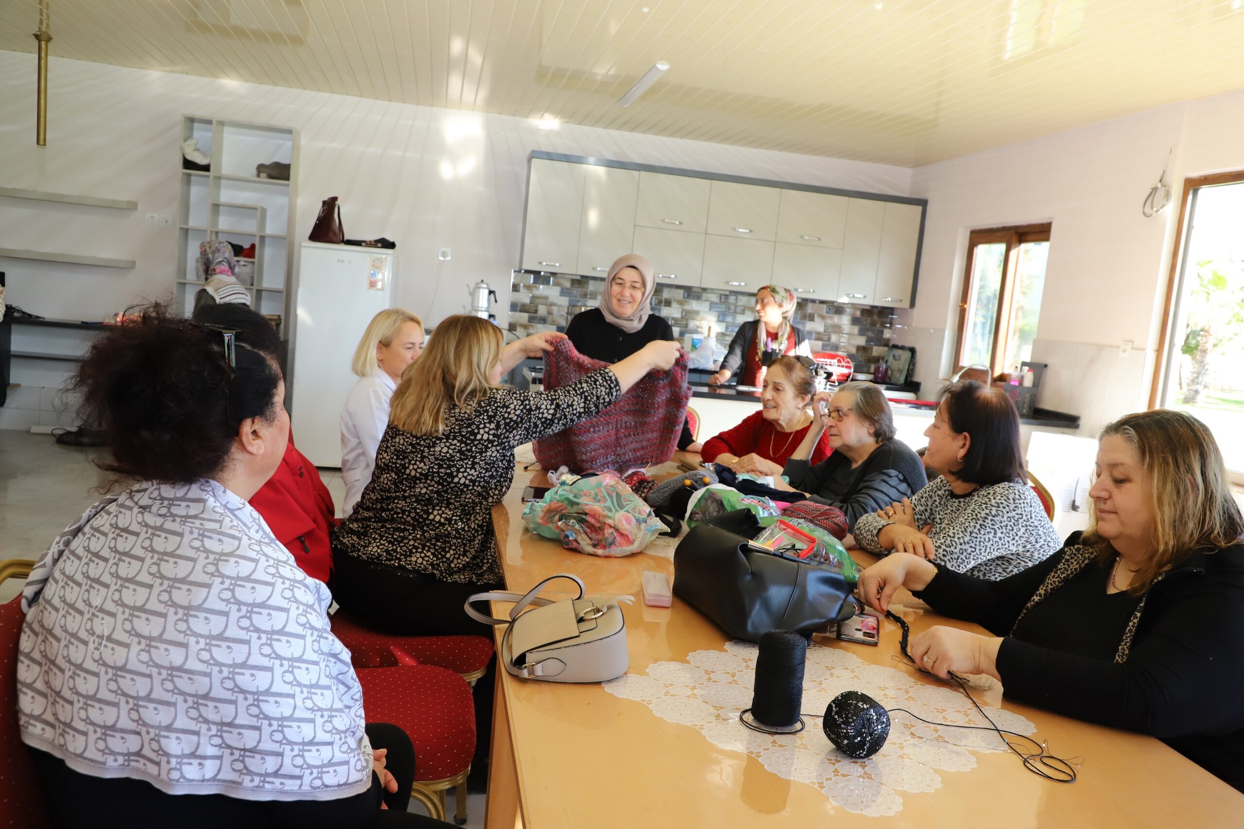 ÜMMÜ ŞAHİN, ÖRGÜ KURSUNDAKİ KURSİYERLERLE BİR ARAYA GELDİ