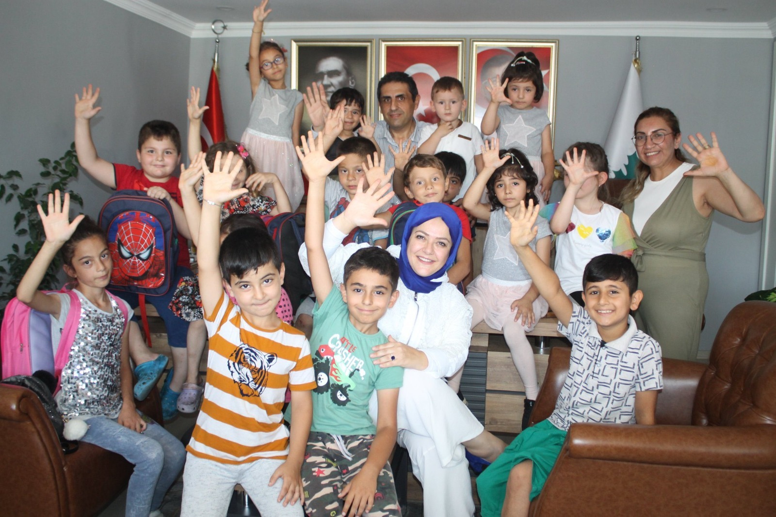 500 öğrenciye okul çantası dağıttı