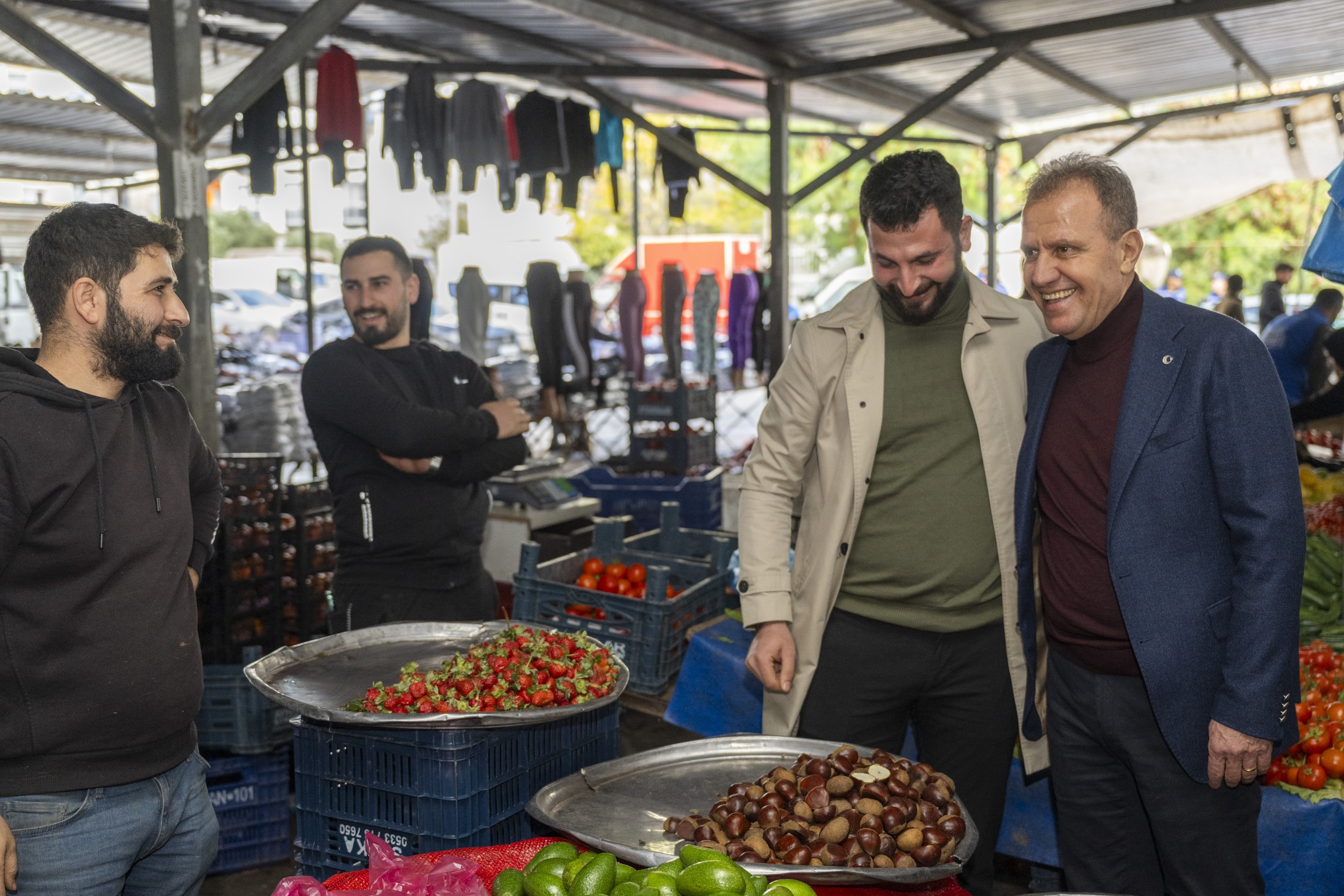 BAŞKAN SEÇER, AKKENT SEMT PAZARI’NDA HALKLA BULUŞTU