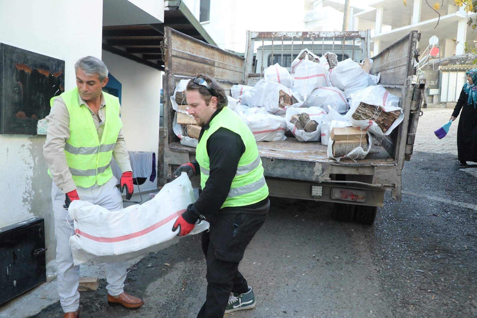 Bodrum Belediyesinden Vatandaşlara Yakacak Desteği