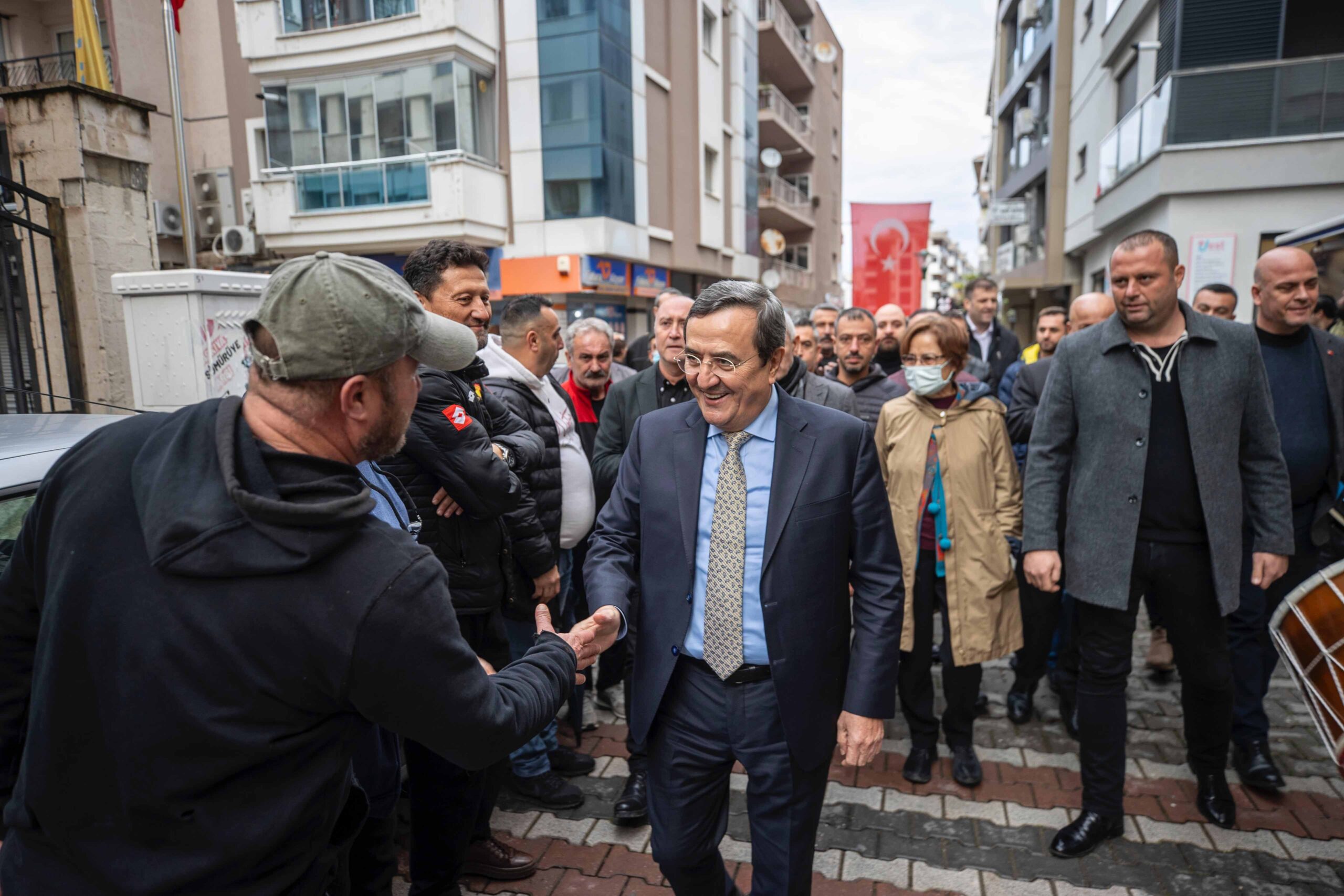 Başkan Batur’a miting gibi karşılama