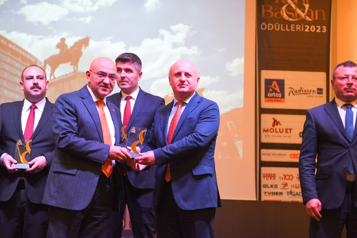 Başkan Murat Köse’ye Kent&Başkan Ödülü