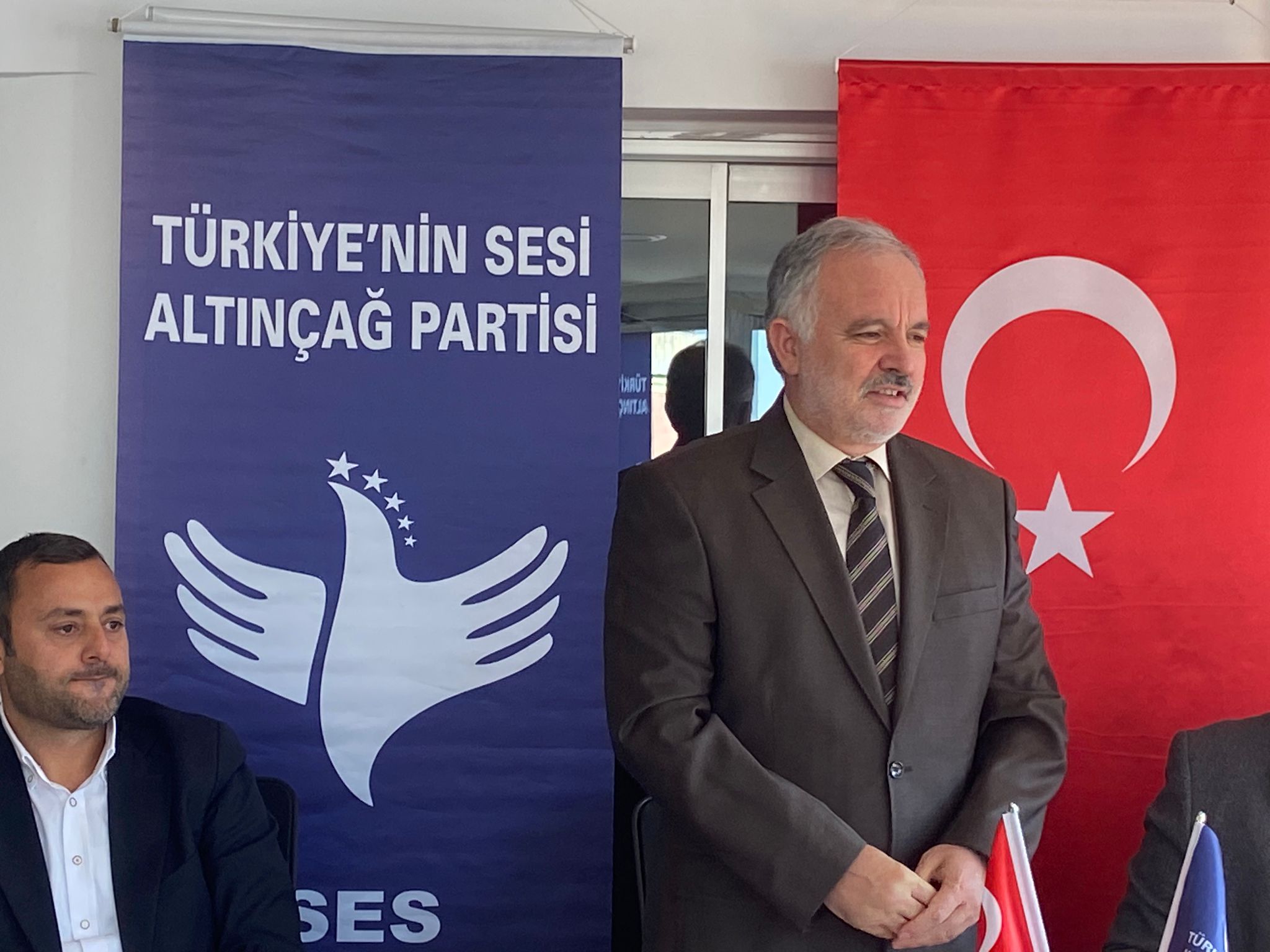 SES Partisi Genel Başkanı Ayhan Bilgen'den Kriz Yönetimi Vurgusu: Türkiye'nin Geleceği İçin Eşit ve Adil Bir Toplum Çağrısı