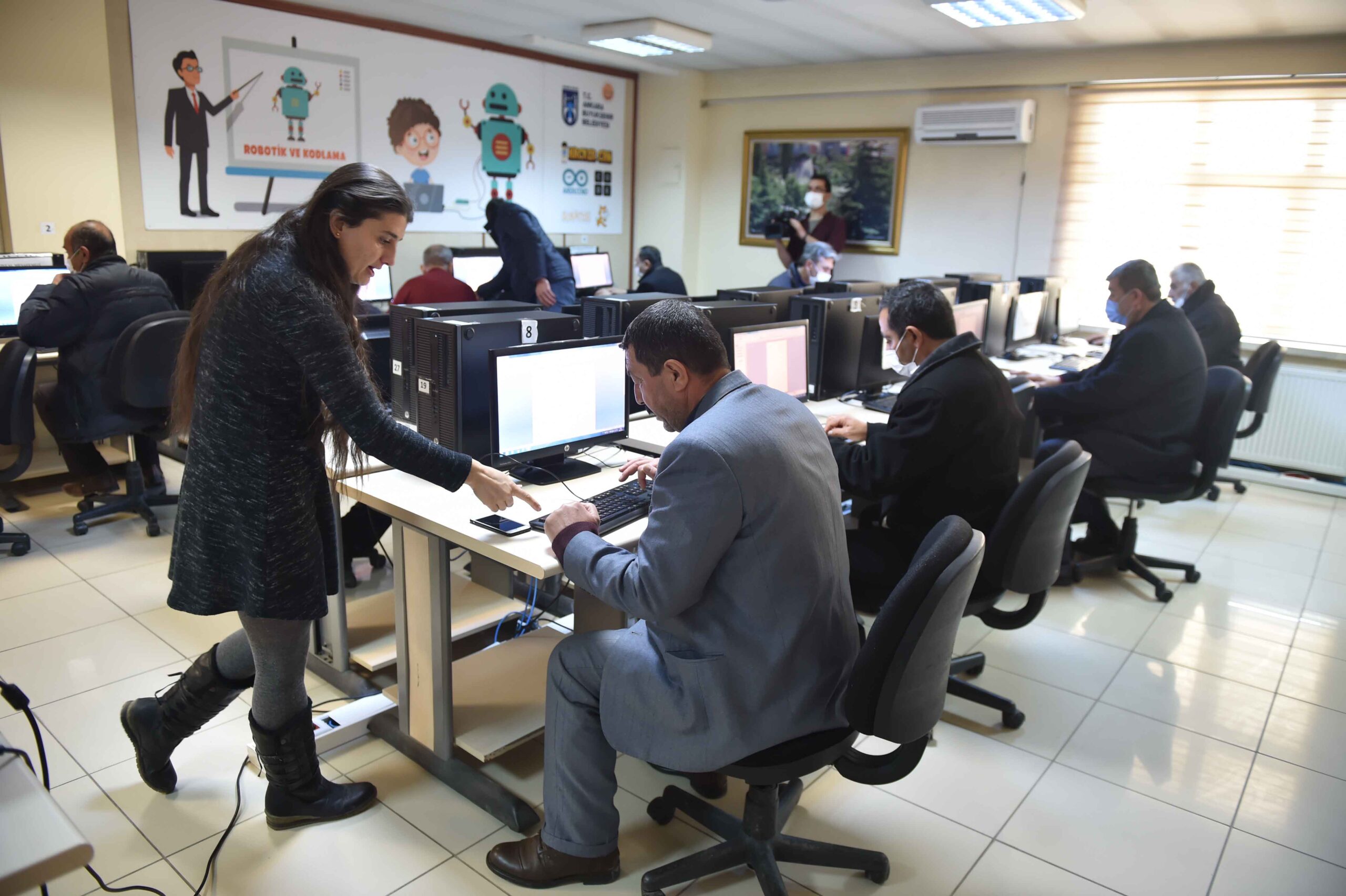 ABB’DEN İNSAN ODAKLI UYGULAMA: BAŞKENTLİ MUHTARLARA BİLGİSAYAR EĞİTİMİ