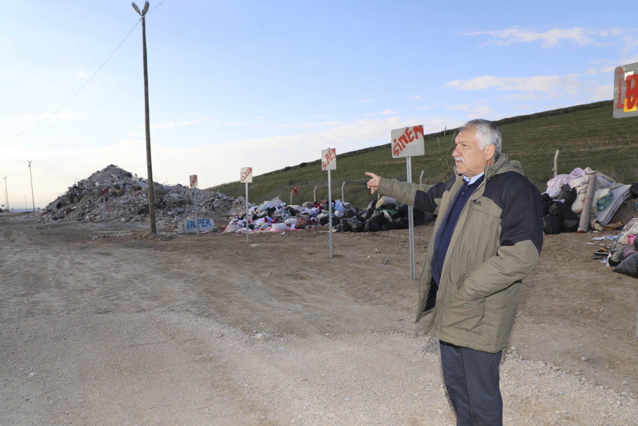 Adana’da çöken binaların molozları eşyalarıyla birlikte korunuyor