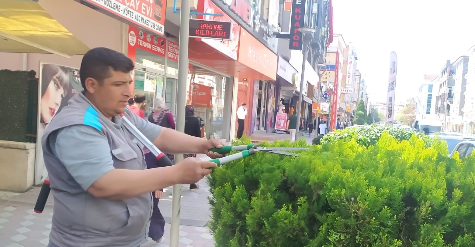 AĞAÇLAR BUDANIYOR, ÇOCUK OYUN ALANLARININ GEREKLİ BAKIMLARI YAPILIYOR