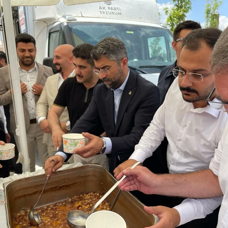 Ak Parti Erzurum İl Teşkilatı Muharrem ayı vesilesiyle halka aşure dağıttı