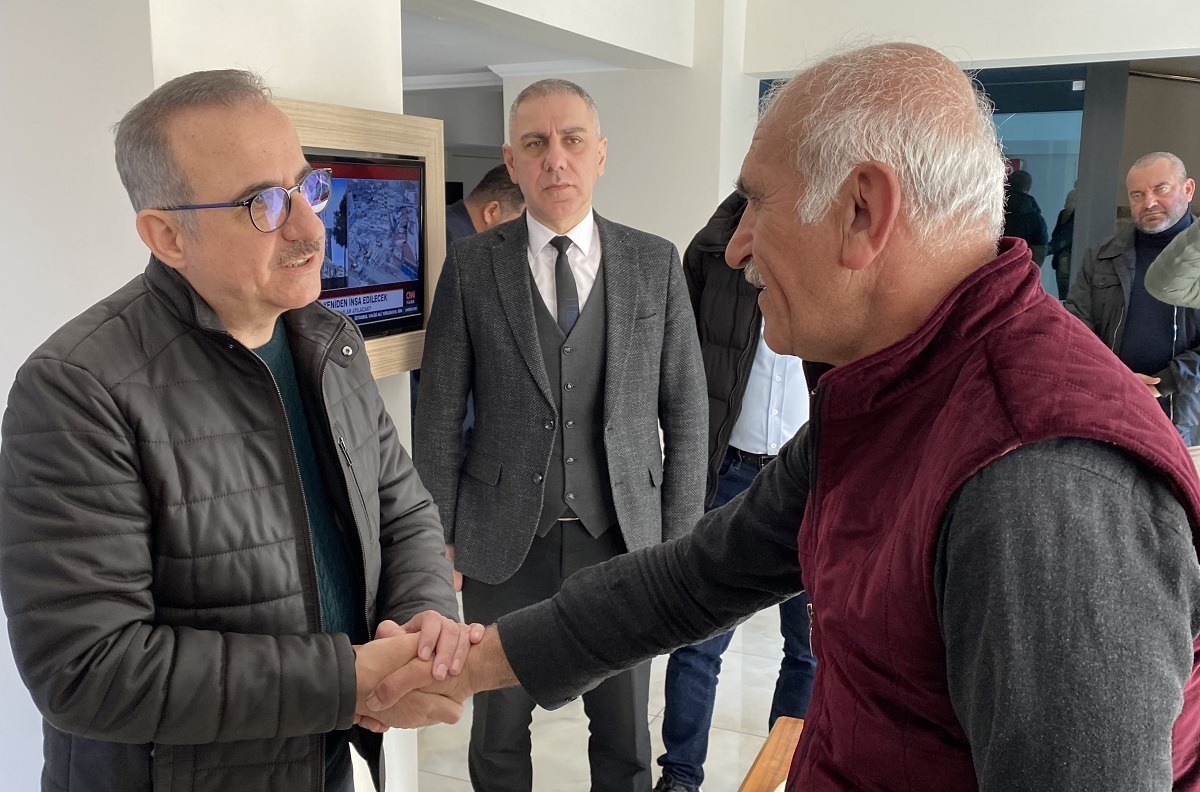 AK Parti İzmir İl Başkanı Kerem Ali Sürekli, deprem bölgesinden Çeşme, Urla ve Seferihisar’a gelen depremzedeleri ziyaret etti.