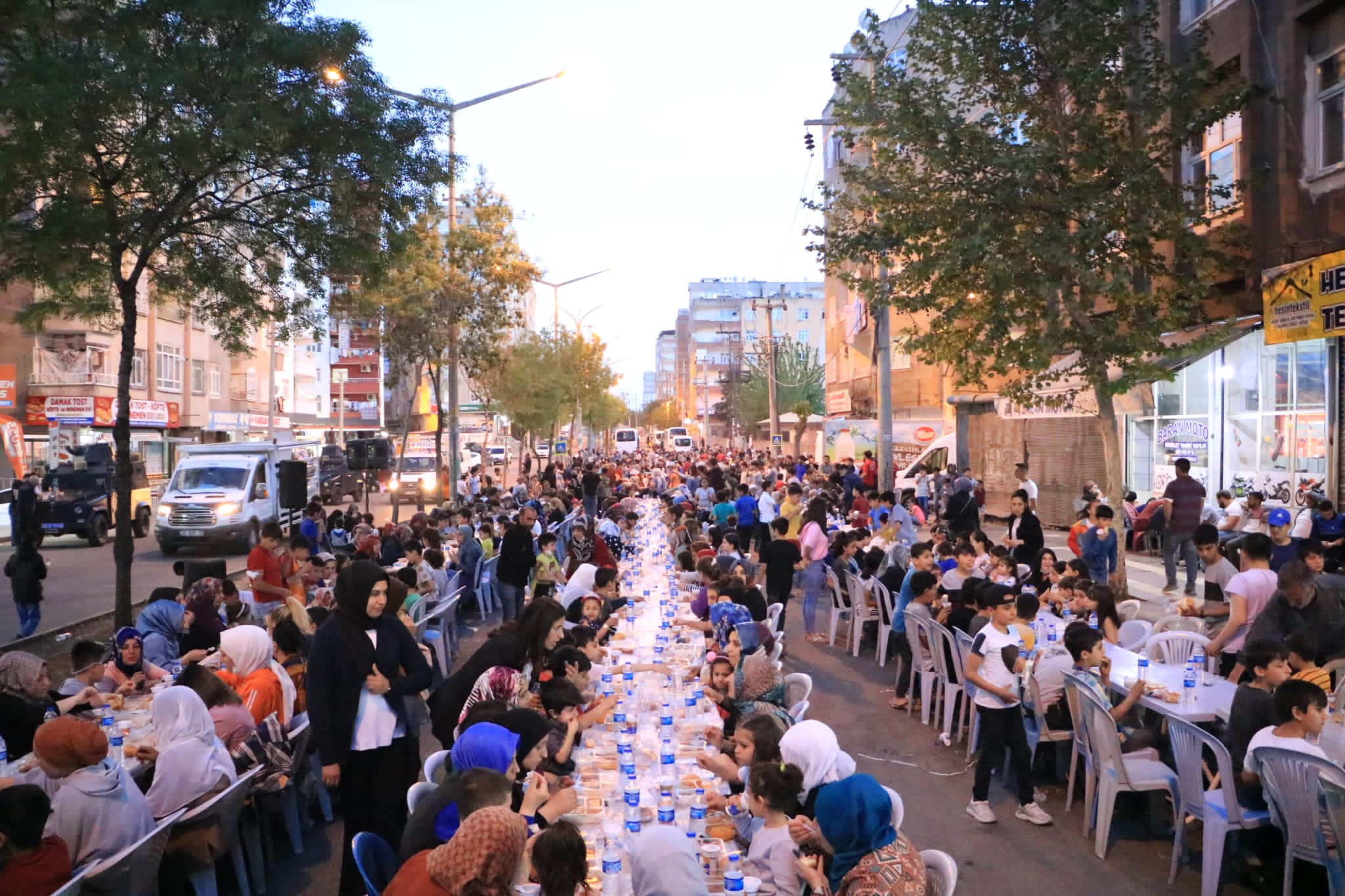 AK Parti Kadın Kollarından Bağlar’da Çocuklara İftar